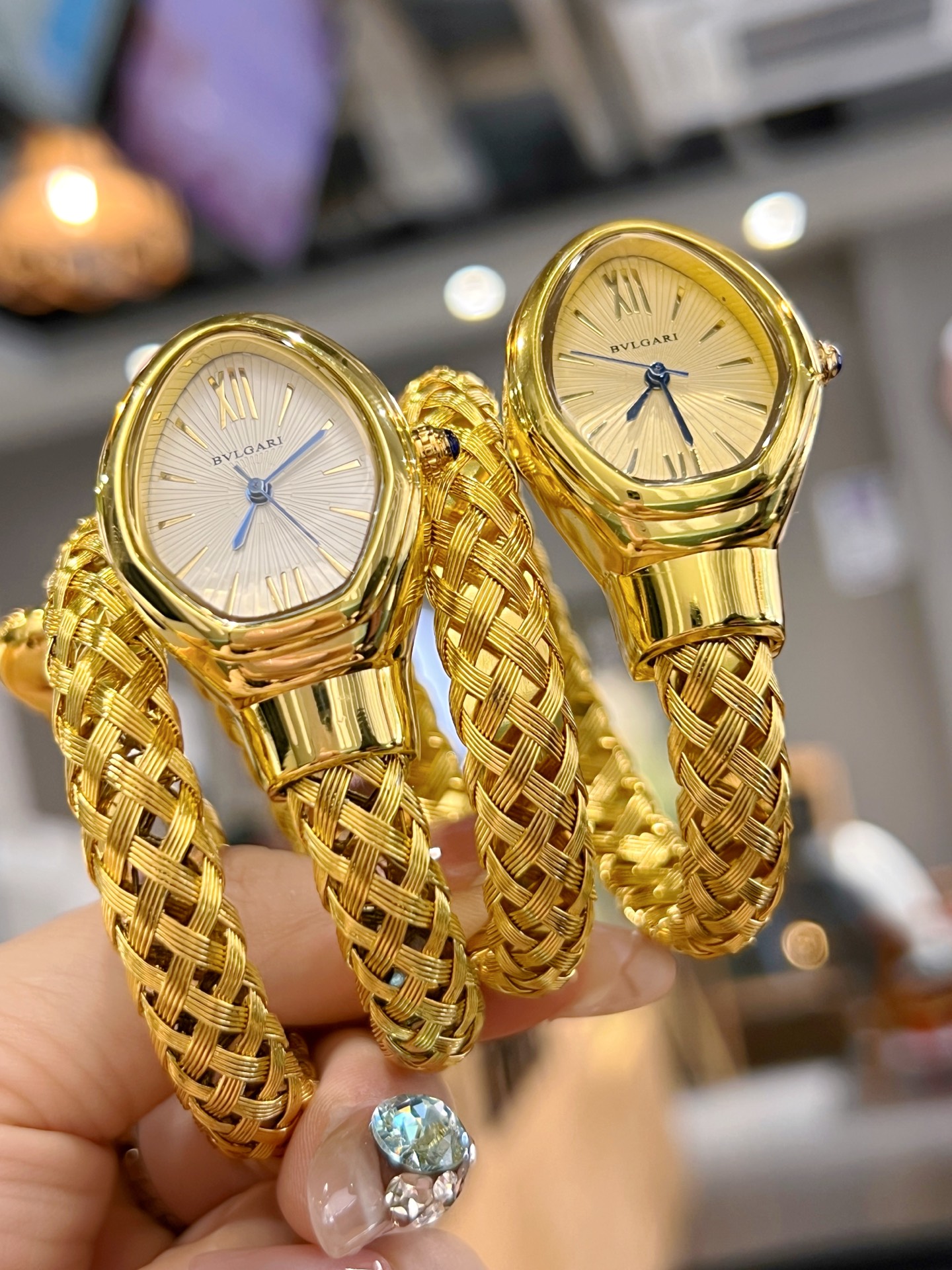 ❤️250包邮/原单代购级别
❤️🤩Bvlgari宝格丽腕表以匠心创意玩转时间千变万化，🧸🎊诠释非凡时尚魅力，各色表面。可当饰品佩戴，腕表如同不断变化色彩的灵蛇，这款时尚前卫，令人爱不释手的蛇形腕表，采用双环绕式展现浓郁的异国情调。