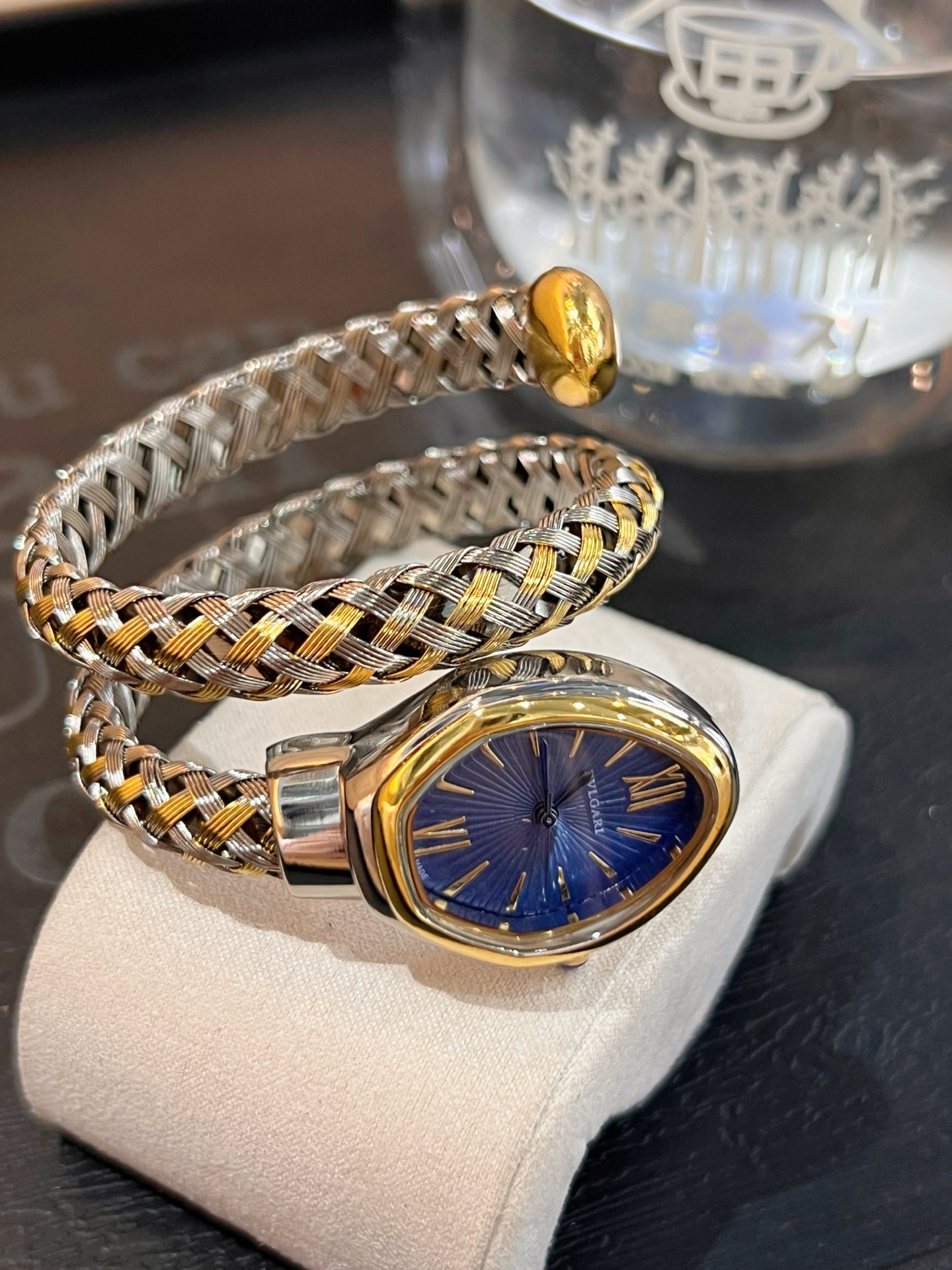 ❤️250包邮/原单代购级别
❤️🤩Bvlgari宝格丽腕表以匠心创意玩转时间千变万化，🧸🎊诠释非凡时尚魅力，各色表面。可当饰品佩戴，腕表如同不断变化色彩的灵蛇，这款时尚前卫，令人爱不释手的蛇形腕表，采用双环绕式展现浓郁的异国情调。