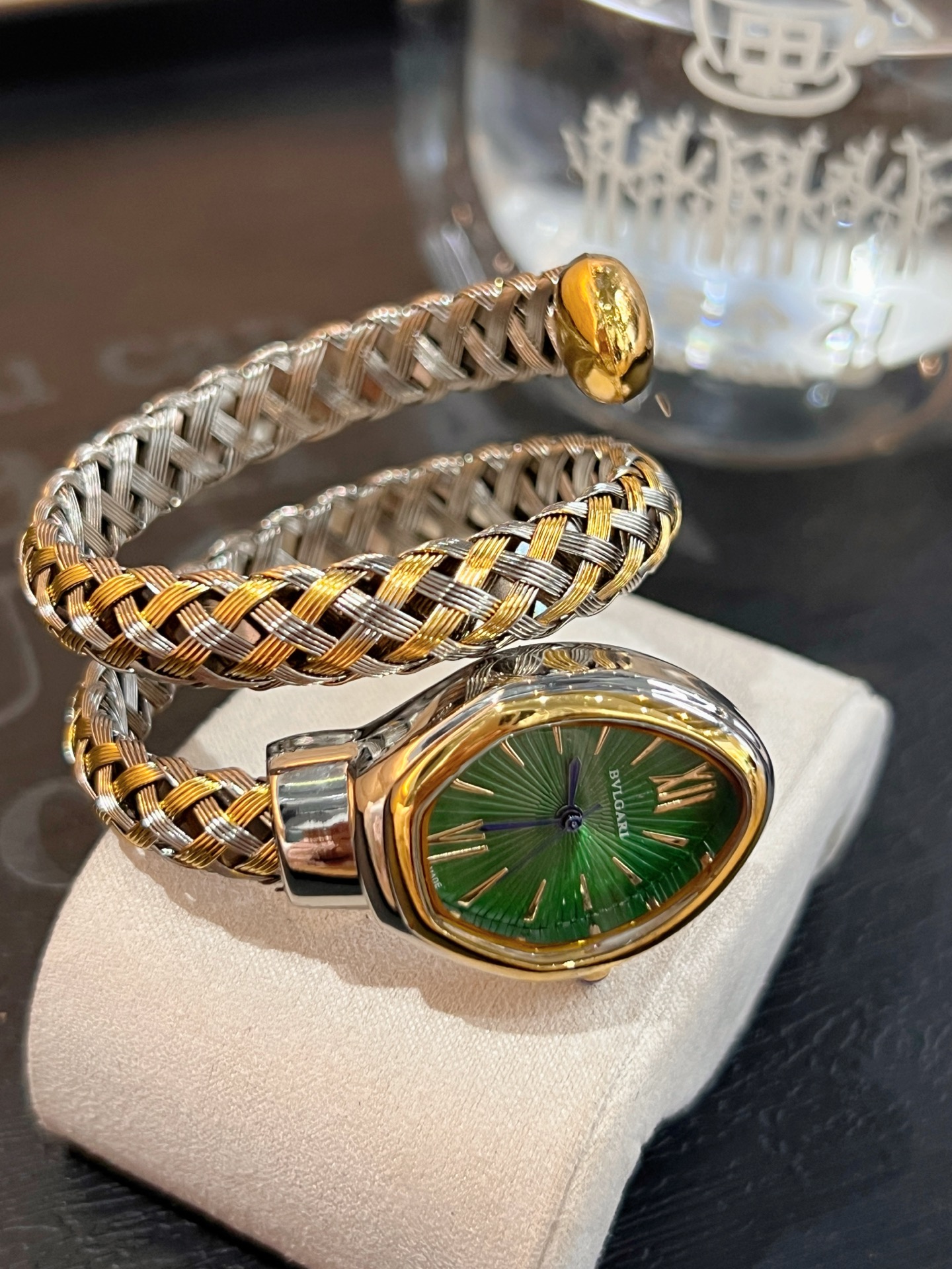 ❤️250包邮/原单代购级别
❤️🤩Bvlgari宝格丽腕表以匠心创意玩转时间千变万化，🧸🎊诠释非凡时尚魅力，各色表面。可当饰品佩戴，腕表如同不断变化色彩的灵蛇，这款时尚前卫，令人爱不释手的蛇形腕表，采用双环绕式展现浓郁的异国情调。
