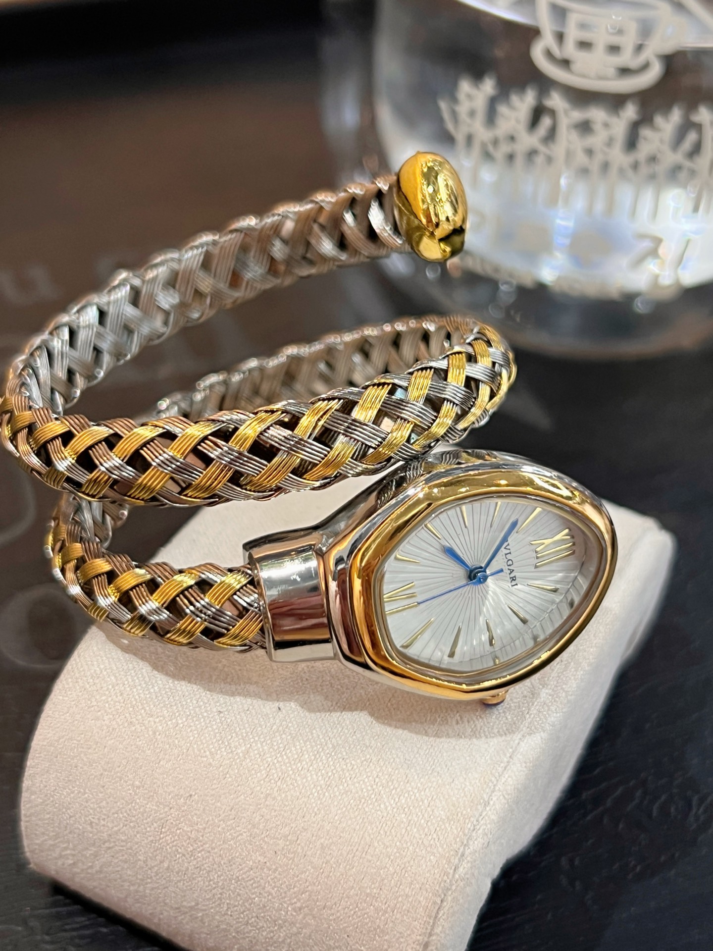 ❤️250包邮/原单代购级别
❤️🤩Bvlgari宝格丽腕表以匠心创意玩转时间千变万化，🧸🎊诠释非凡时尚魅力，各色表面。可当饰品佩戴，腕表如同不断变化色彩的灵蛇，这款时尚前卫，令人爱不释手的蛇形腕表，采用双环绕式展现浓郁的异国情调。