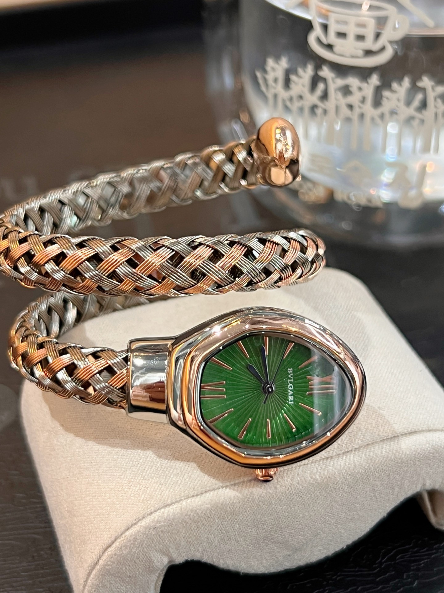 ❤️250包邮/原单代购级别
❤️🤩Bvlgari宝格丽腕表以匠心创意玩转时间千变万化，🧸🎊诠释非凡时尚魅力，各色表面。可当饰品佩戴，腕表如同不断变化色彩的灵蛇，这款时尚前卫，令人爱不释手的蛇形腕表，采用双环绕式展现浓郁的异国情调。