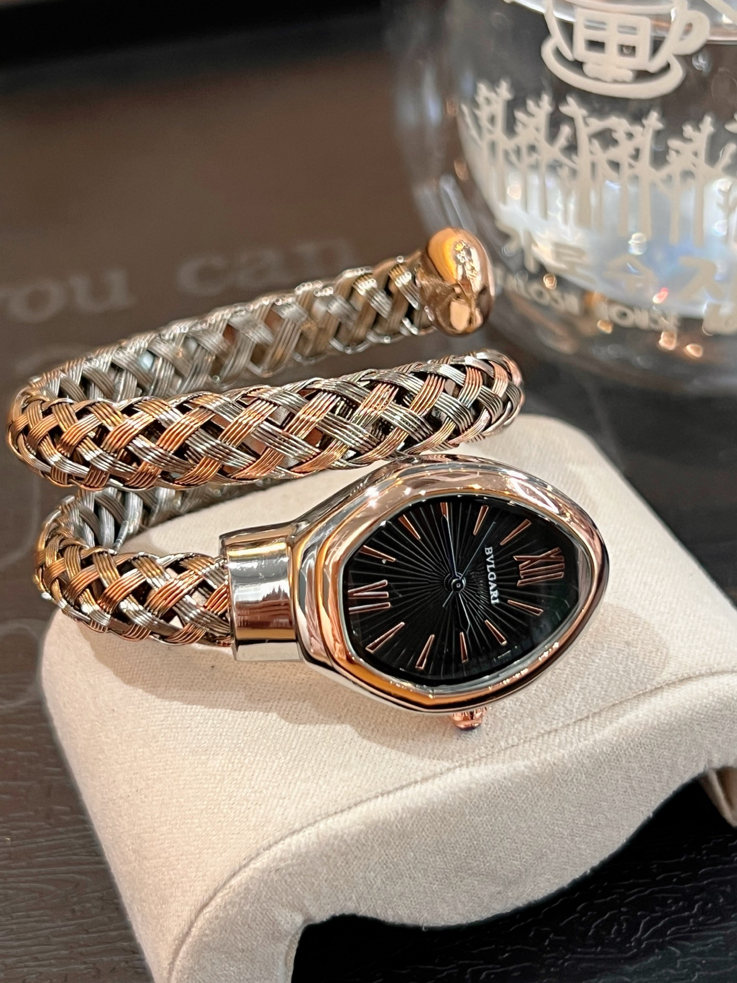 ❤️250包邮/原单代购级别
❤️🤩Bvlgari宝格丽腕表以匠心创意玩转时间千变万化，🧸🎊诠释非凡时尚魅力，各色表面。可当饰品佩戴，腕表如同不断变化色彩的灵蛇，这款时尚前卫，令人爱不释手的蛇形腕表，采用双环绕式展现浓郁的异国情调。