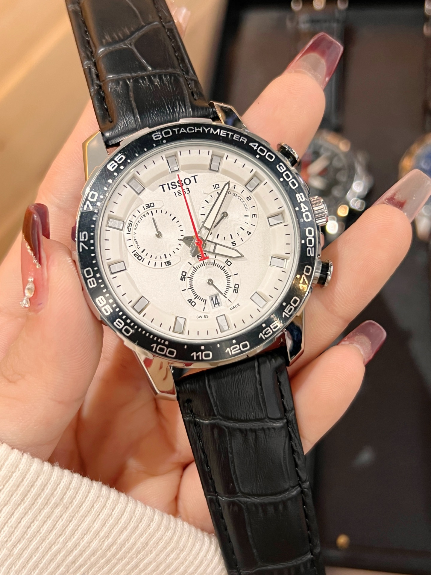 天梭六針石英時計 - ビジネスとカジュアルを兼ね備えたスタイリッシュな選択