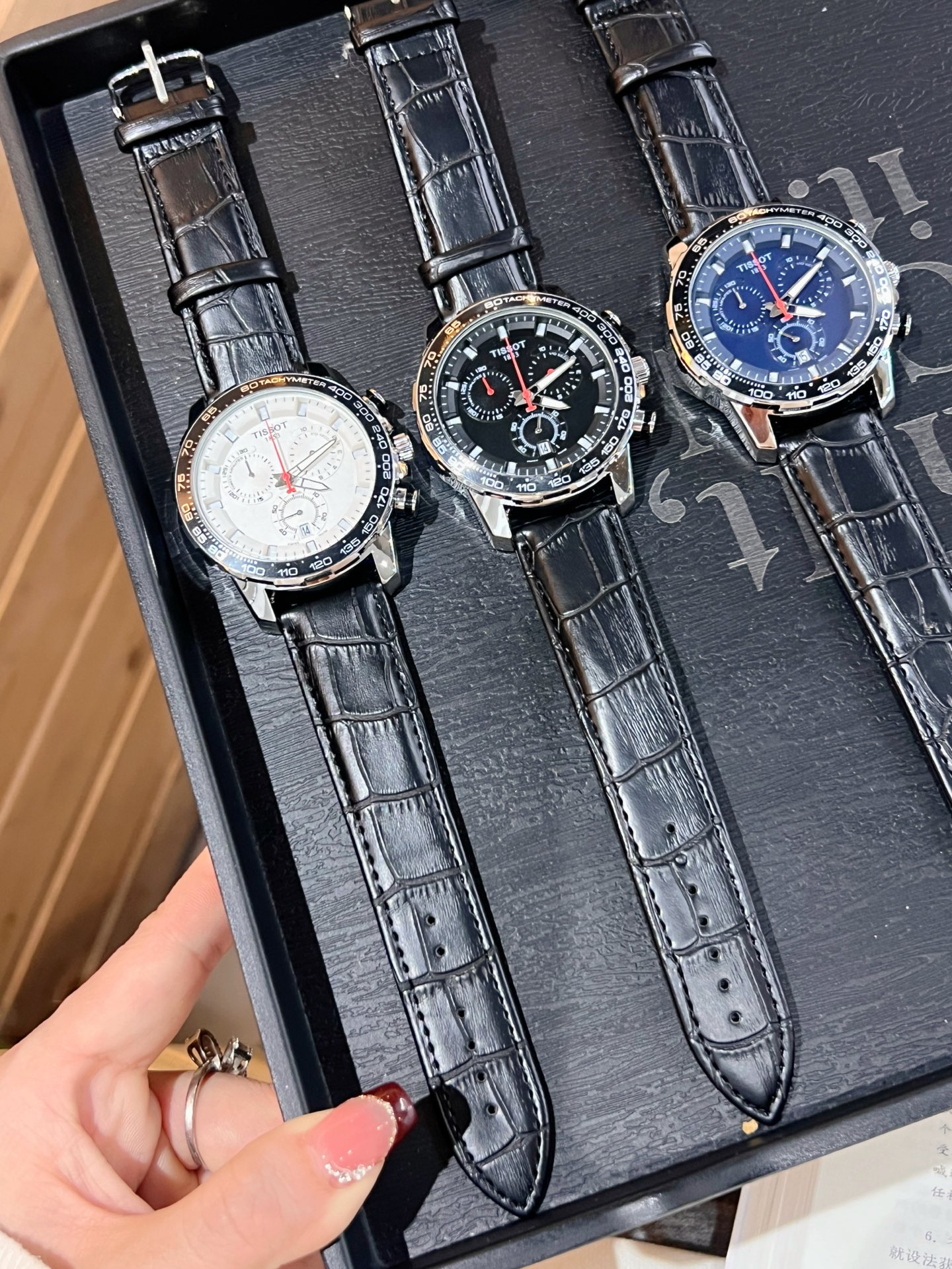 天梭六針石英時計 - ビジネスとカジュアルを兼ね備えたスタイリッシュな選択