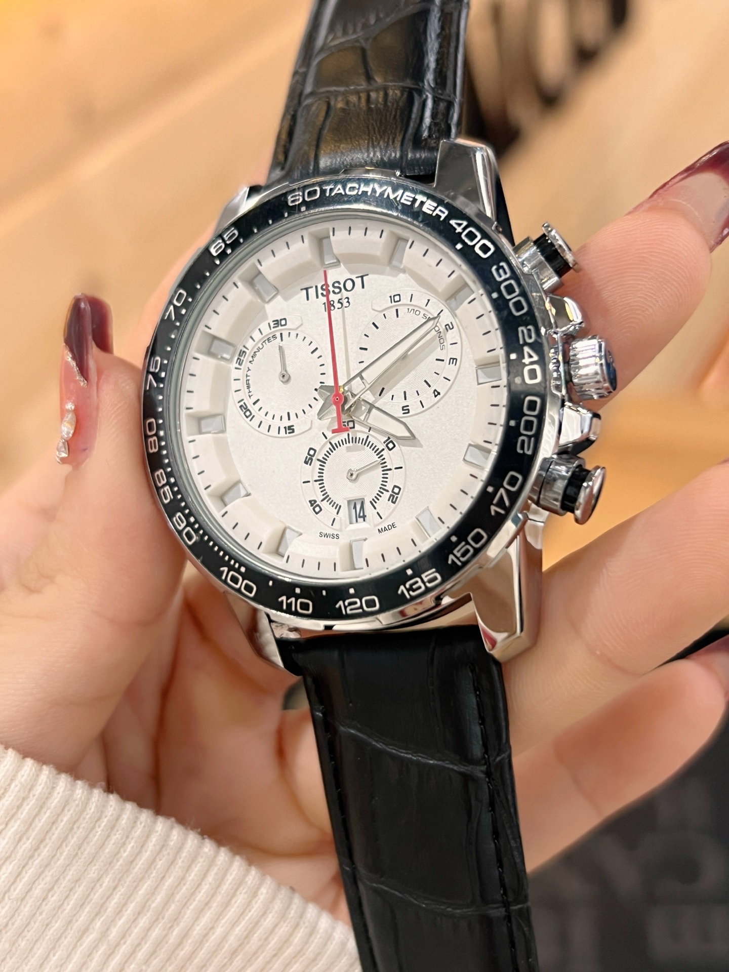 天梭六針石英時計 - ビジネスとカジュアルを兼ね備えたスタイリッシュな選択