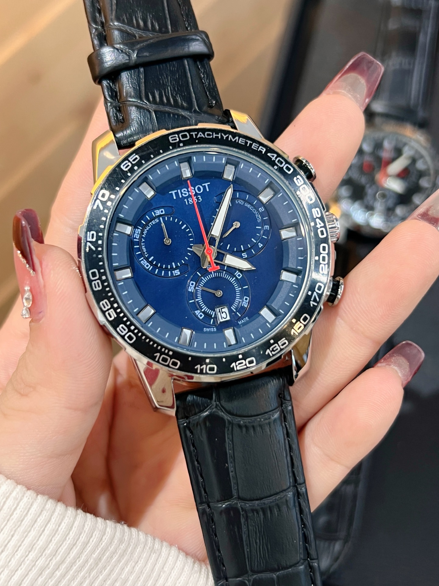 天梭六針石英時計 - ビジネスとカジュアルを兼ね備えたスタイリッシュな選択