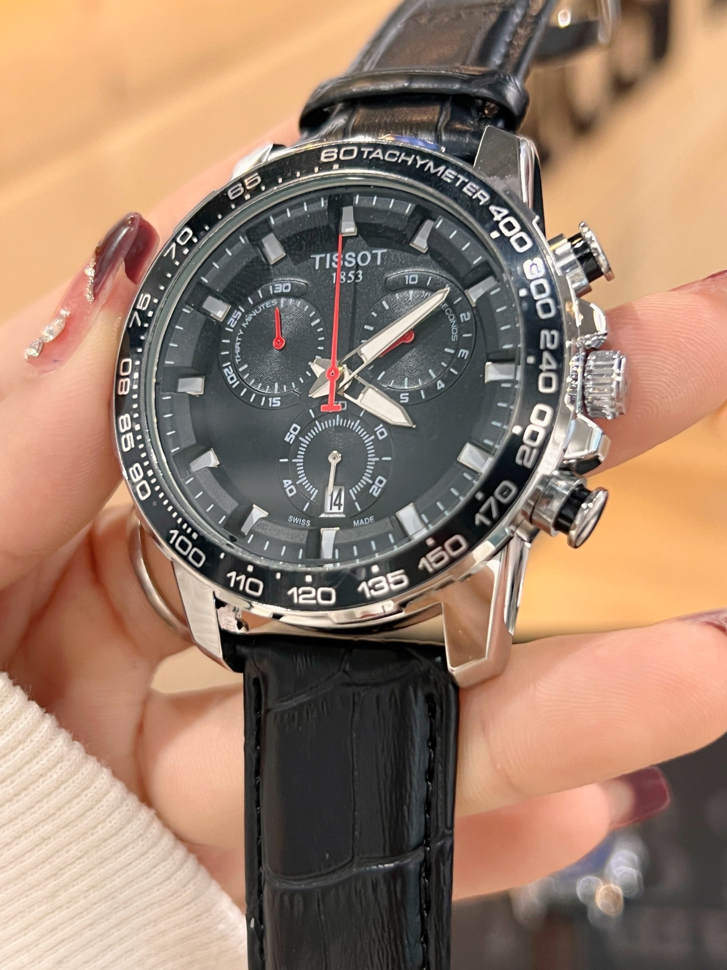 天梭六針石英時計 - ビジネスとカジュアルを兼ね備えたスタイリッシュな選択