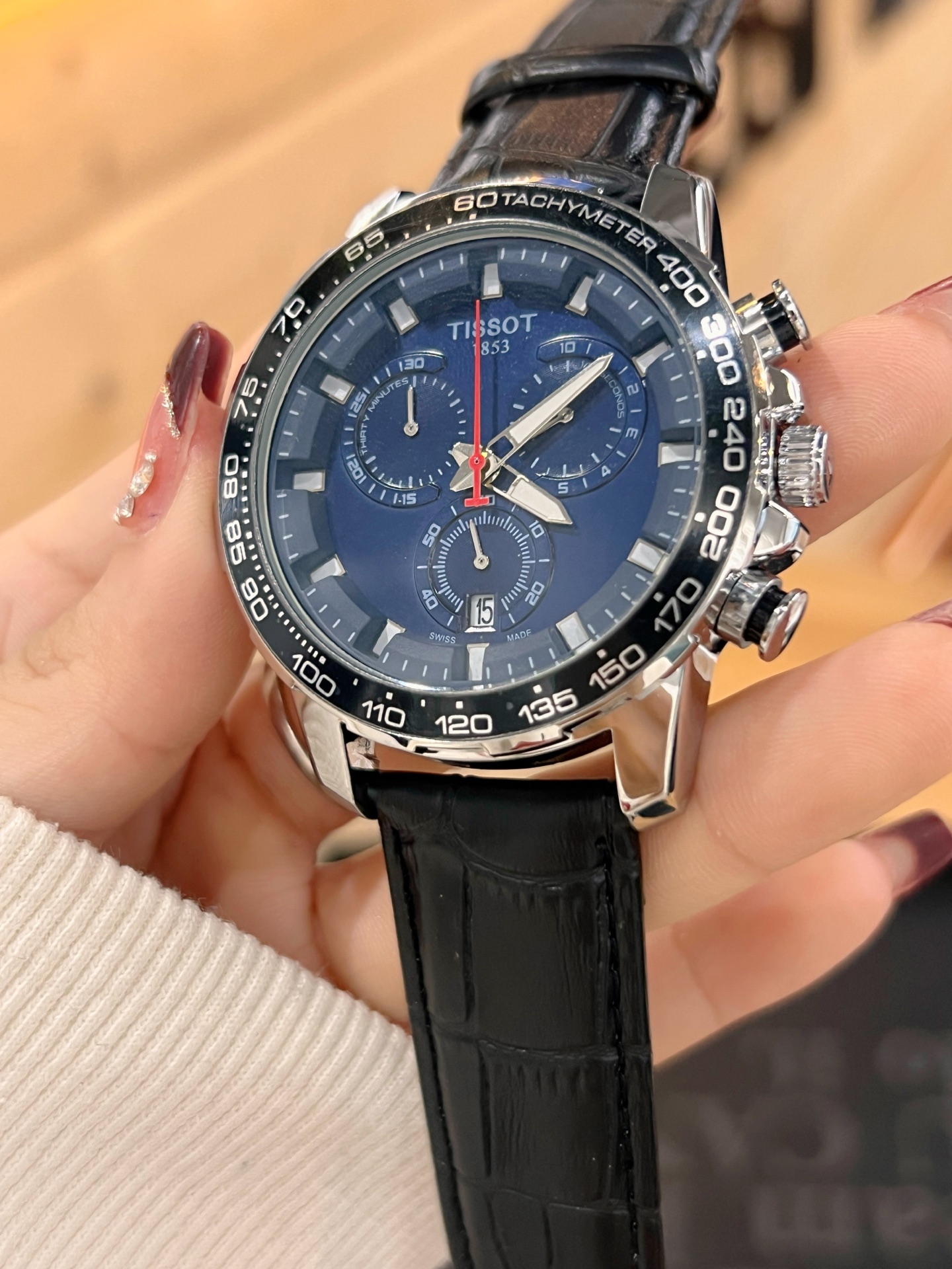 天梭六針石英時計 - ビジネスとカジュアルを兼ね備えたスタイリッシュな選択