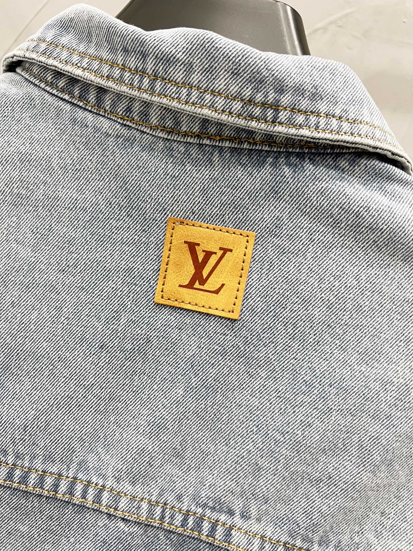 P165
款号：【M822】
Louis Vuitton & 路易威登 LV25新款限量口袋大logo字母金色金线刺绣拉链牛仔外套  
 
品牌老花logo标志性图案 浓浓的街头美式风，非常chic，整件衣服还是一如既往宽松的版型，比较藏肉，常规牛仔翻领设计，给人看起来干练大方的感觉  定制logo纽扣  皮标 配套全套辅料，酷帅有型又仙气凛然也是绝对的C位之作超级超级推荐！  非常重工细节很精湛，殊洗水工艺，多次洗水才能呈现原版一致的完美水洗色效果。 到手就知道 一经发售火爆程度不言而喻  无性别界限，搭配情侣装也很绝、百搭不挑人

Size：M-L-XL-XXL
color：蓝色