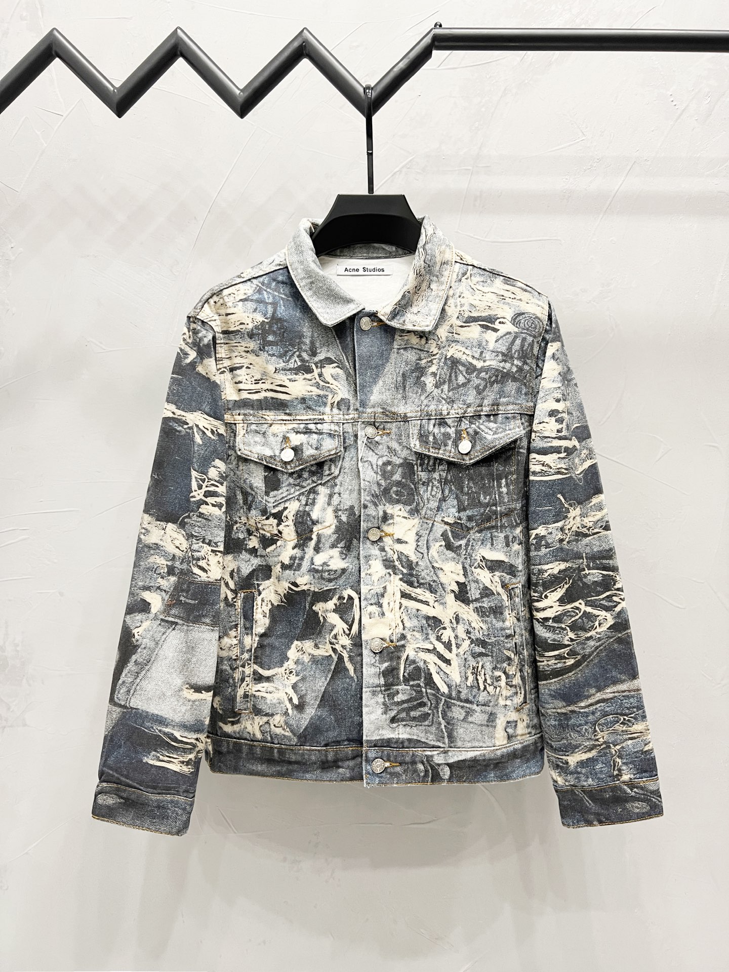 P180
款号：【M825】
Acne Studios 2023M错视糜烂破坏涂鸦3D打印baggy宽松撕裂涂鸦打印外套牛仔

仍然是当前版本的主流！而这款的2023M也决定能成为你今年Baggy 的首选！ 因为Acne 2023M 是继 2021M 后成为 Acne 最受欢迎的版型之一。所以这款2023M比其他 Baggy 更实穿的同时，还能有非常到位的上身效果！   

来说重点这款面料材质用料并不是用的普通牛仔布，纱织成分由21支3股并捻全棉紧密纺纱线构成，定织成100%纯棉平纹高密细珠帆面料。先行做预缩处理，然后定染米白色，最后再做单面磨毛，以便数码打印时不起毛！大身极具识别度的“撕裂解构”破坏效果以及其他的涂鸦手绘全部采用由数码直喷工艺构成，打印完毕后还需要进行激光定位切割，把长裤的每个部位裁片通过激光切割分离开！然后再上机进行缝纫对位拼合！这款是有史以来难度最高细节最多的一款一是涂鸦 糜烂元素太多还原难度大 需要机器辨识度非常高打出雏形之后再人工重复修改调整细节二是颜色底色不好调 但是要有很好的清晰度以及层次感所以出货周期也是一拖再拖   2023M的版型，新晋的百搭 通勤之王，作为最新配色这款 “撕裂涂鸦” 错视的效果非常逼真且独特，看似浮夸但上身并突兀！那种日常慵懒松弛感拿捏的死死的！这款神奇的版型！只此一批，不要错过！

Size：M-L-XL-XXL
Color：原色