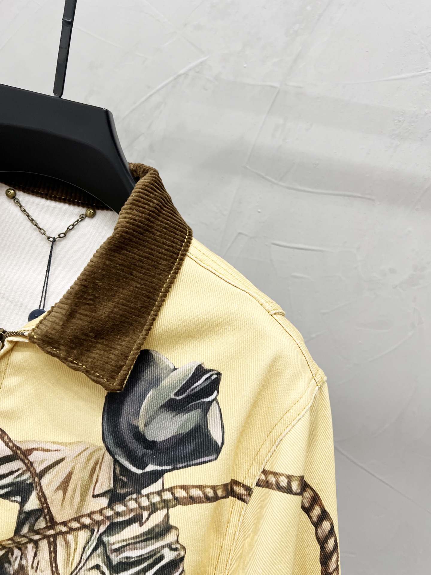 P190
款号:【M836】
Louis Vuitton & 路易威登 Lv复古篝火系列战马牛仔衫外套 男女同款
具有良好的耐磨性和耐穿性,这款新款牛仔裤以扎染工艺演绎北极光如梦似幻的色彩,不仅时尚百搭,提升气场,成为众人瞩目的焦点
工艺复杂 限量出货
原版宽松版型 优选高品质纯棉面料 面料花纹高清细腻无毛边 穿着舒适透气 纽扣全部开模定制随性时髦可搭配任意下装 春夏可防风防晒 秋冬外穿都非常可!轻松凹造型 显瘦显高 男女均可完美驾驭!定制主标 辅料 水洗齐全 全身走线品控无线头!
Size:M-L-XL-XXL
Color:原色