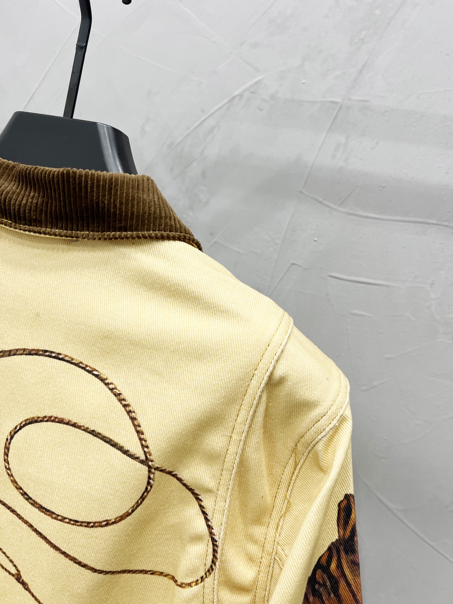 P190
款号:【M836】
Louis Vuitton & 路易威登 Lv复古篝火系列战马牛仔衫外套 男女同款
具有良好的耐磨性和耐穿性,这款新款牛仔裤以扎染工艺演绎北极光如梦似幻的色彩,不仅时尚百搭,提升气场,成为众人瞩目的焦点
工艺复杂 限量出货
原版宽松版型 优选高品质纯棉面料 面料花纹高清细腻无毛边 穿着舒适透气 纽扣全部开模定制随性时髦可搭配任意下装 春夏可防风防晒 秋冬外穿都非常可!轻松凹造型 显瘦显高 男女均可完美驾驭!定制主标 辅料 水洗齐全 全身走线品控无线头!
Size:M-L-XL-XXL
Color:原色