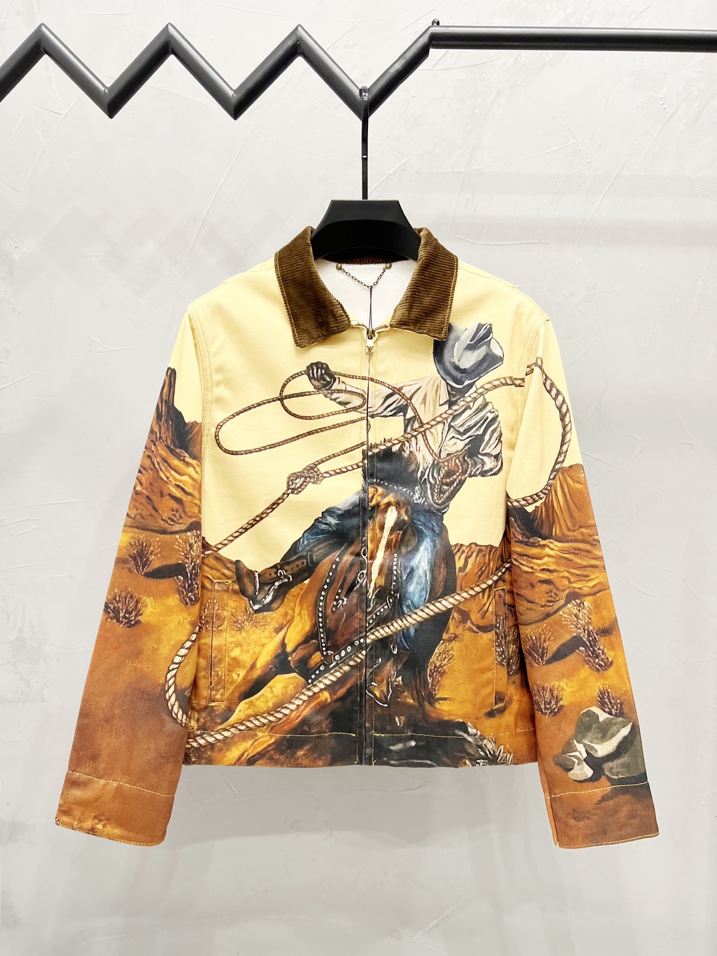 P190
款号：【M836】
Louis Vuitton & 路易威登 Lv复古篝火系列战马牛仔衫外套 男女同款

具有良好的耐磨性和耐穿性，这款新款牛仔裤以扎染工艺演绎北极光如梦似幻的色彩，不仅时尚百搭，提升气场，成为众人瞩目的焦点
工艺复杂 限量出货 
原版宽松版型  优选高品质纯棉面料  面料花纹高清细腻无毛边 穿着舒适透气  纽扣全部开模定制随性时髦可搭配任意下装  春夏可防风防晒 秋冬外穿都非常可！轻松凹造型 显瘦显高 男女均可完美驾驭！定制主标 辅料 水洗齐全 全身走线品控无线头！
Size：M-L-XL-XXL
Color：原色