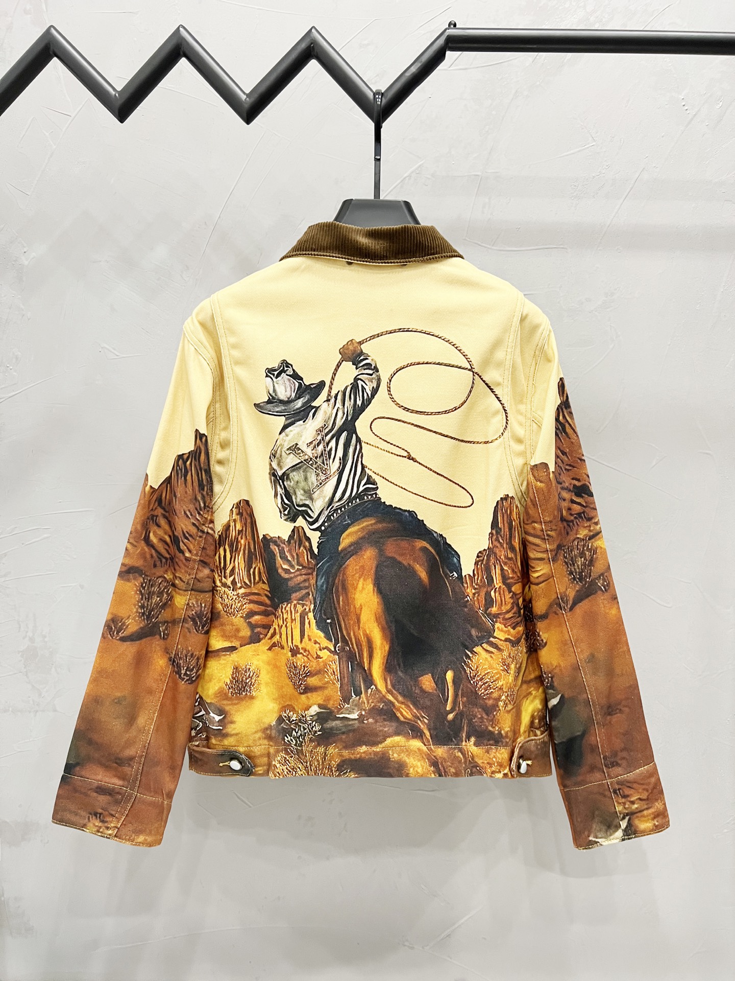 P190
款号:【M836】
Louis Vuitton & 路易威登 Lv复古篝火系列战马牛仔衫外套 男女同款
具有良好的耐磨性和耐穿性,这款新款牛仔裤以扎染工艺演绎北极光如梦似幻的色彩,不仅时尚百搭,提升气场,成为众人瞩目的焦点
工艺复杂 限量出货
原版宽松版型 优选高品质纯棉面料 面料花纹高清细腻无毛边 穿着舒适透气 纽扣全部开模定制随性时髦可搭配任意下装 春夏可防风防晒 秋冬外穿都非常可!轻松凹造型 显瘦显高 男女均可完美驾驭!定制主标 辅料 水洗齐全 全身走线品控无线头!
Size:M-L-XL-XXL
Color:原色