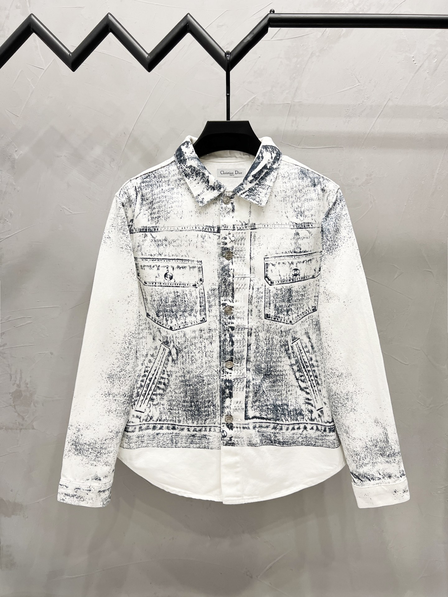 P180
款号:【M838】
Dior & 迪奥 25Fw 水墨素描印花涂鸦水洗复古牛仔衬衫外套牛仔裤套装
D家 新款mkii牛仔外套衬衫,休闲款式彰显时髦魅力。采用棉质斜纹面料精心制作,通体饰以深蓝色 mkii 效果图案,令每件单品都与众不同。可与配套的工装效果长裤搭配,打造协调一致的休闲风格。
Size:M-L-XL-XXL
Color:白色