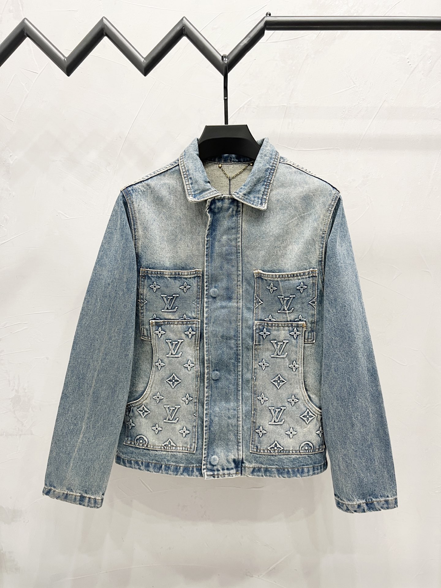 款号:【M865】 LOUIS VUITTON Logo字母压纹休闲工装长袖牛仔外套 男女款 墨蓝色 原版五金辅料水洗等吊卡,二维码解析均为采购原厂,还原度高,欢迎随便对比 立体版型 宽松舒适不挑身材 显高显瘦 大厂精工 原厂品控 男女同款 可做情侣搭配 百搭推荐 四季必备牛仔 潮人失望过 从布料的质量选择,细节的剪裁,花型的搭配都无可挑剔!上身穿着可谓是帅到炸 男女老少都可以轻松驾驭! 工艺上采用重工水洗纯棉牛仔面料 水洗之后 柔软厚实 穿在身上十分有型 Color:蓝