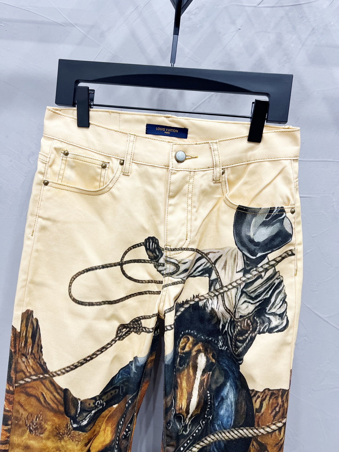 P150
款号:【M876】
Louis Vuitton & 路易威登 Lv复古篝火系列战马牛仔衫外套 男女同款
具有良好的耐磨性和耐穿性,这款新款牛仔裤以扎染工艺演绎北极光如梦似幻的色彩,不仅时尚百搭,提升气场,成为众人瞩目的焦点
工艺复杂 限量出货
原版宽松版型 优选高品质纯棉面料 面料花纹高清细腻无毛边 穿着舒适透气 纽扣全部开模定制随性时髦可搭配任意下装 春夏可防风防晒 秋冬外穿都非常可!轻松凹造型 显瘦显高 男女均可完美驾驭!定制主标 辅料 水洗齐全 全身走线品控无线头!
-尺寸Size:M-L-XL-XXL
-颜色Color:原色
-重量Weight:434g