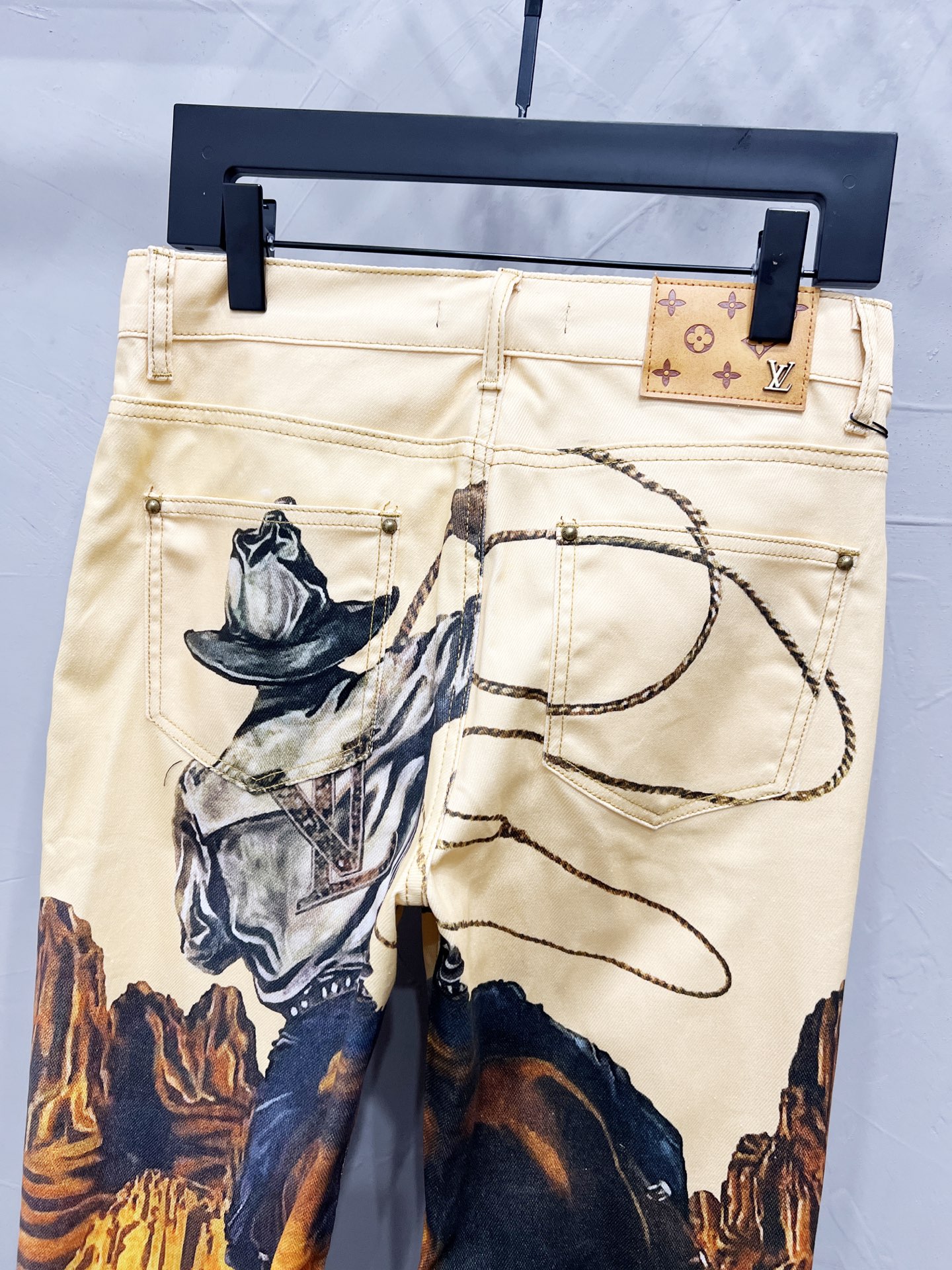 P150
款号:【M876】
Louis Vuitton & 路易威登 Lv复古篝火系列战马牛仔衫外套 男女同款
具有良好的耐磨性和耐穿性,这款新款牛仔裤以扎染工艺演绎北极光如梦似幻的色彩,不仅时尚百搭,提升气场,成为众人瞩目的焦点
工艺复杂 限量出货
原版宽松版型 优选高品质纯棉面料 面料花纹高清细腻无毛边 穿着舒适透气 纽扣全部开模定制随性时髦可搭配任意下装 春夏可防风防晒 秋冬外穿都非常可!轻松凹造型 显瘦显高 男女均可完美驾驭!定制主标 辅料 水洗齐全 全身走线品控无线头!
-尺寸Size:M-L-XL-XXL
-颜色Color:原色
-重量Weight:434g