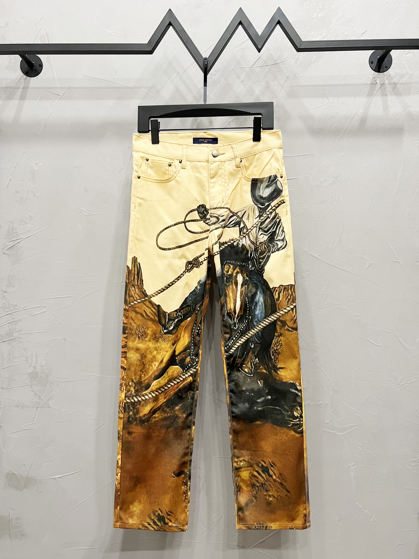 P150
款号：【M876】
Louis Vuitton & 路易威登 Lv复古篝火系列战马牛仔衫外套 男女同款

具有良好的耐磨性和耐穿性，这款新款牛仔裤以扎染工艺演绎北极光如梦似幻的色彩，不仅时尚百搭，提升气场，成为众人瞩目的焦点
工艺复杂 限量出货 
原版宽松版型  优选高品质纯棉面料  面料花纹高清细腻无毛边 穿着舒适透气  纽扣全部开模定制随性时髦可搭配任意下装  春夏可防风防晒 秋冬外穿都非常可！轻松凹造型 显瘦显高 男女均可完美驾驭！定制主标 辅料 水洗齐全 全身走线品控无线头！

-尺寸Size：M-L-XL-XXL
-颜色Color：原色
-重量Weight：434g