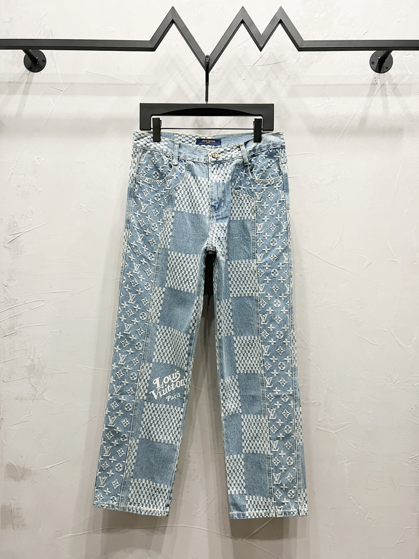 P130
款号：【M878】（外套款号【M866】）
LOUIS VUITTON FW21 路易威登 
LV棋盘格子拼接牛仔裤 联名Nigo，双色男女同款
仔裤热度到顶的人气潮物重工设计，定制五金辅料。高街潮奢出行必备！
绝对的“吸睛款”可搭配情侣
Color：蓝色
Size：M-XXL