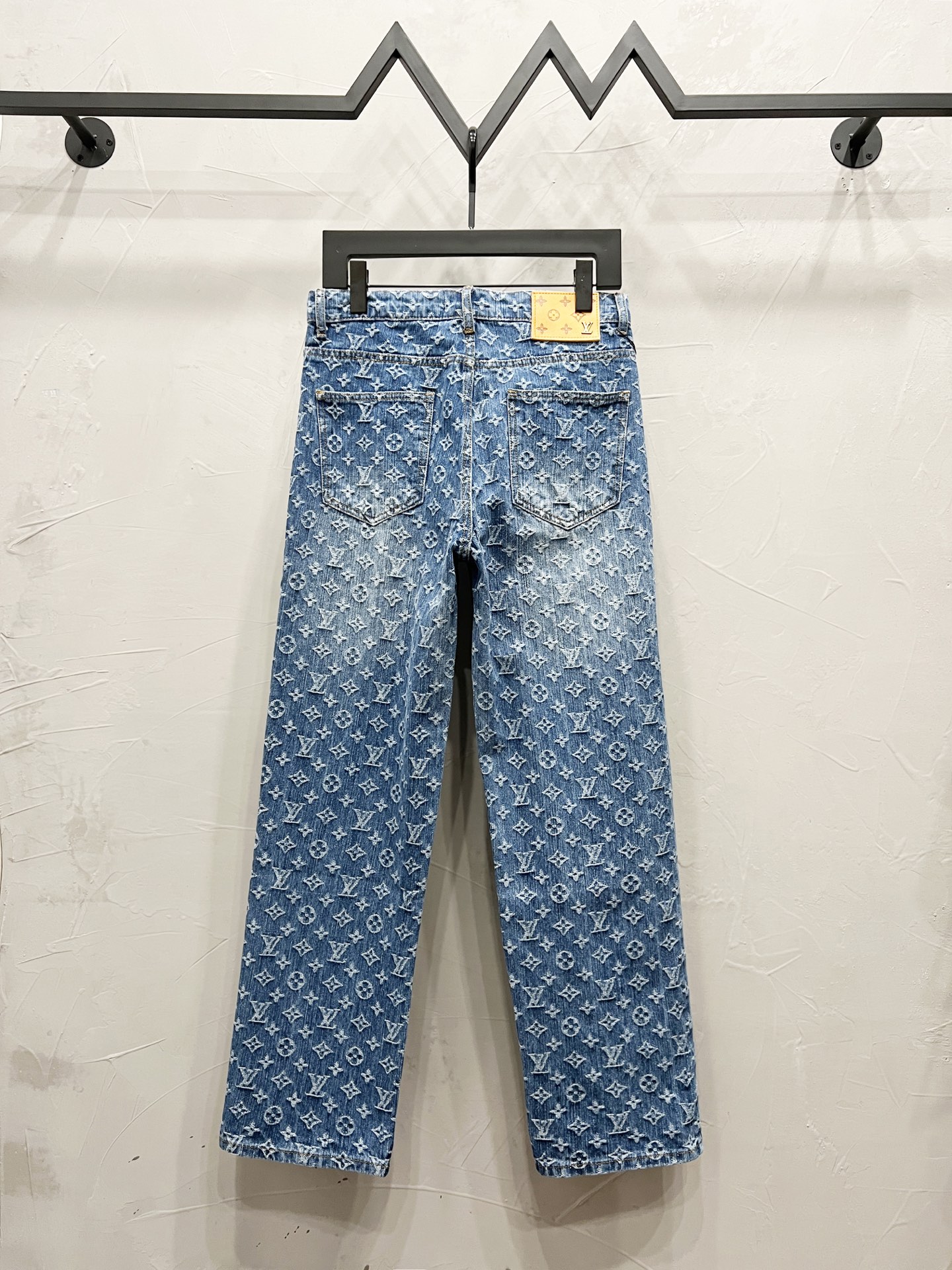 P100
款号：【M892】
Louis Vultton 路易威登 LV 经典老花牛仔裤
仔裤热度到顶的人气潮物重工设计，定制五金辅料。高街潮奢出行必备！
绝对的“吸睛款”可搭配情侣。  
Color：蓝色
Size：28-30-32-34（s-xl）