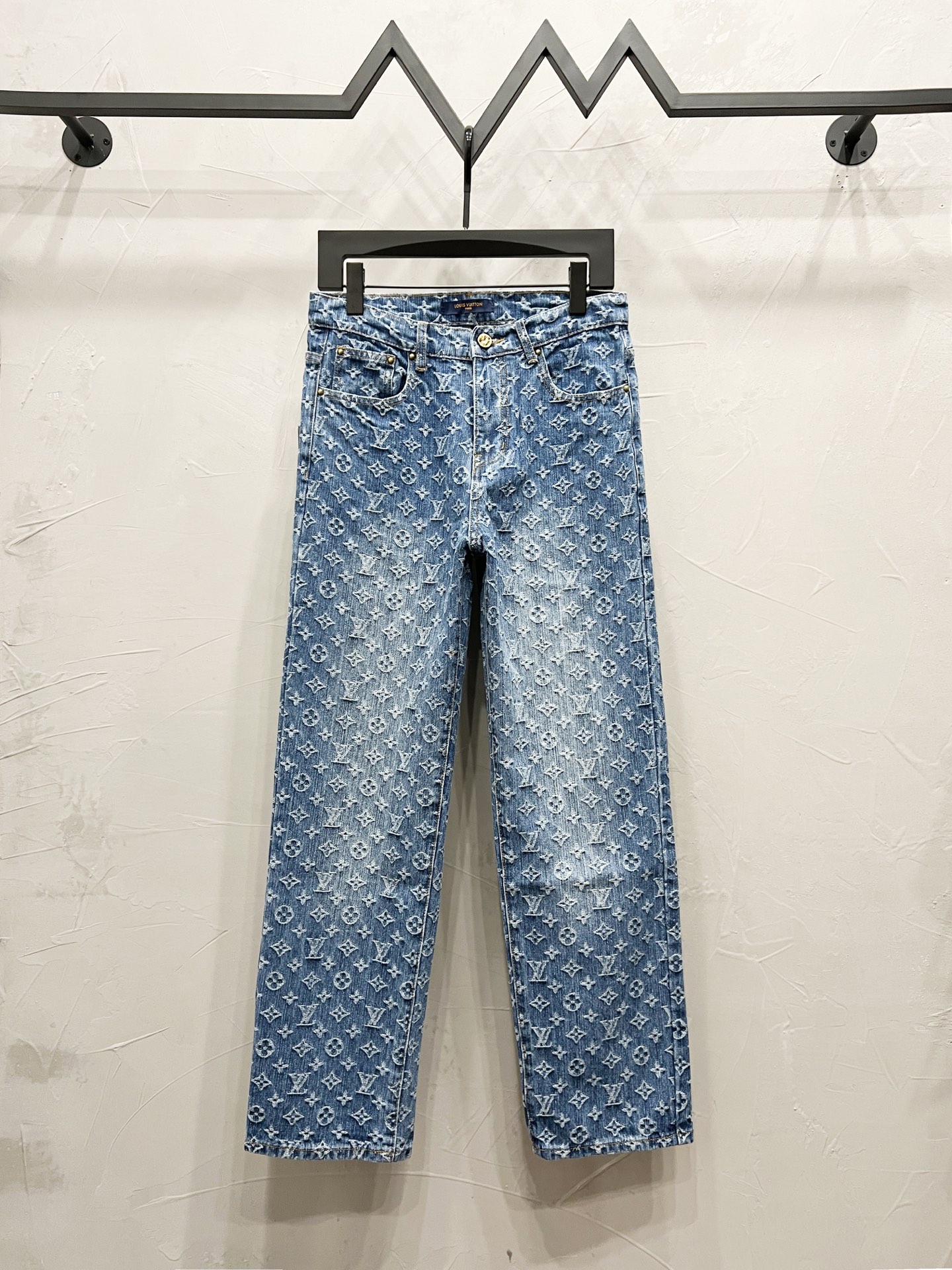 P100
款号：【M892】
Louis Vultton 路易威登 LV 经典老花牛仔裤
仔裤热度到顶的人气潮物重工设计，定制五金辅料。高街潮奢出行必备！
绝对的“吸睛款”可搭配情侣。  
Color：蓝色
Size：28-30-32-34（s-xl）