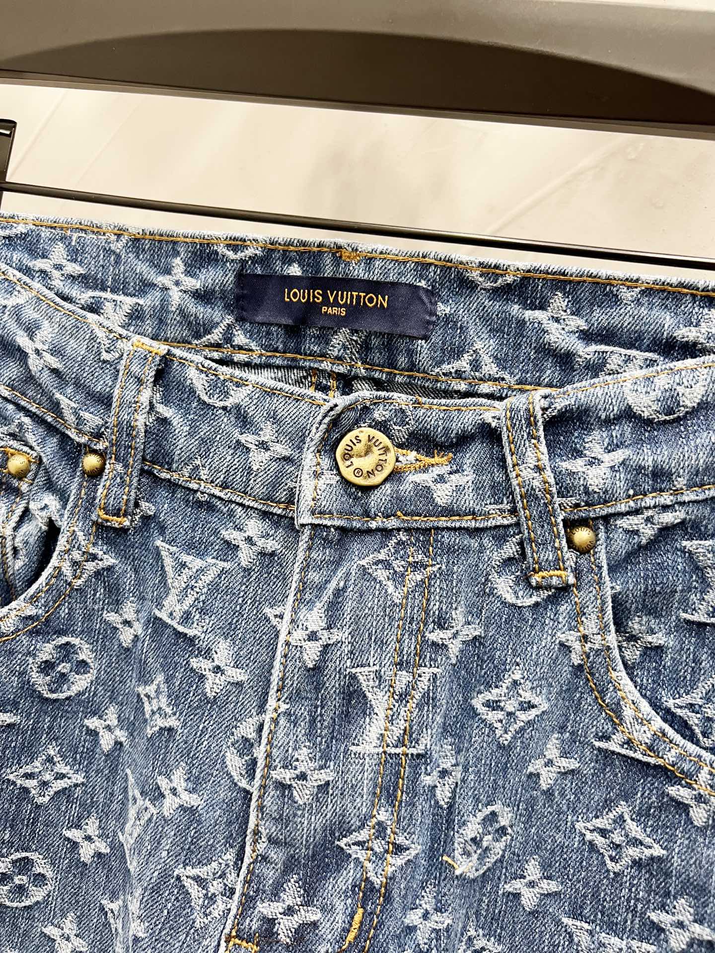 P100
款号：【M892】
Louis Vultton 路易威登 LV 经典老花牛仔裤
仔裤热度到顶的人气潮物重工设计，定制五金辅料。高街潮奢出行必备！
绝对的“吸睛款”可搭配情侣。  
Color：蓝色
Size：28-30-32-34（s-xl）