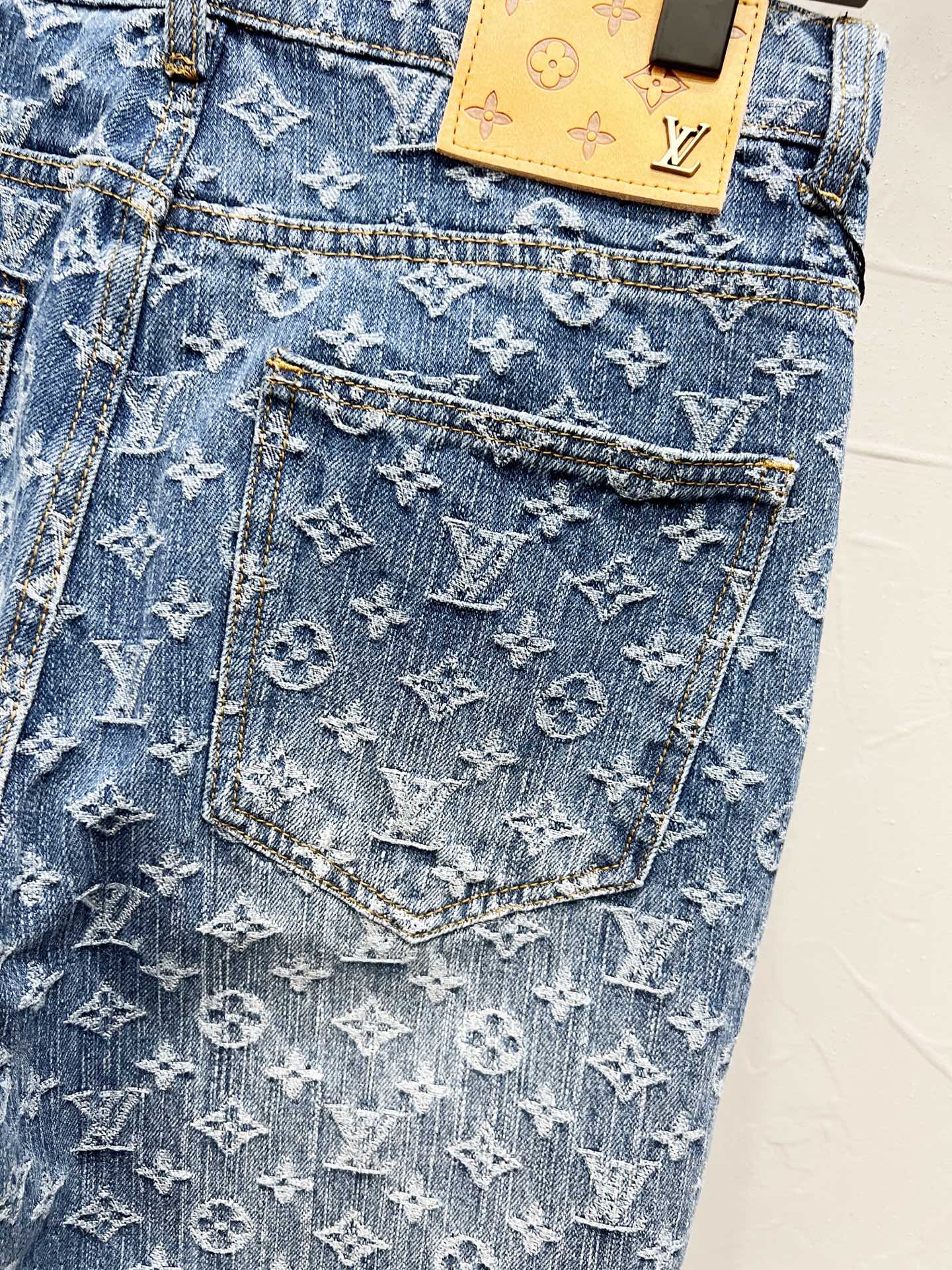 P100
款号：【M892】
Louis Vultton 路易威登 LV 经典老花牛仔裤
仔裤热度到顶的人气潮物重工设计，定制五金辅料。高街潮奢出行必备！
绝对的“吸睛款”可搭配情侣。  
Color：蓝色
Size：28-30-32-34（s-xl）