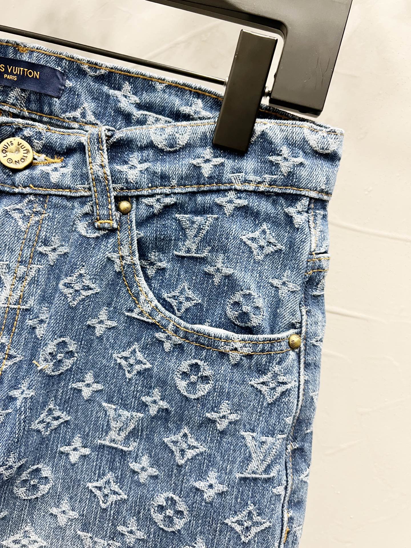 P100
款号：【M892】
Louis Vultton 路易威登 LV 经典老花牛仔裤
仔裤热度到顶的人气潮物重工设计，定制五金辅料。高街潮奢出行必备！
绝对的“吸睛款”可搭配情侣。  
Color：蓝色
Size：28-30-32-34（s-xl）