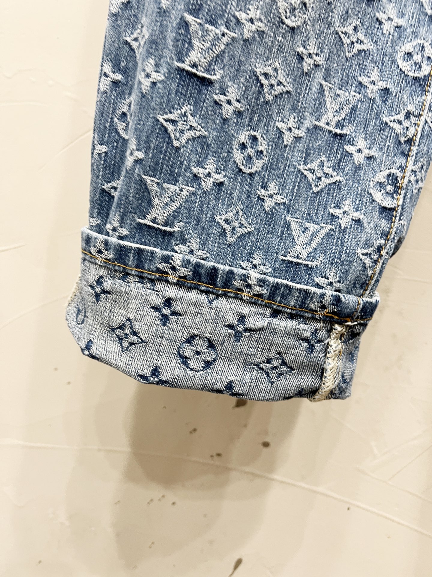 P100
款号：【M892】
Louis Vultton 路易威登 LV 经典老花牛仔裤
仔裤热度到顶的人气潮物重工设计，定制五金辅料。高街潮奢出行必备！
绝对的“吸睛款”可搭配情侣。  
Color：蓝色
Size：28-30-32-34（s-xl）
