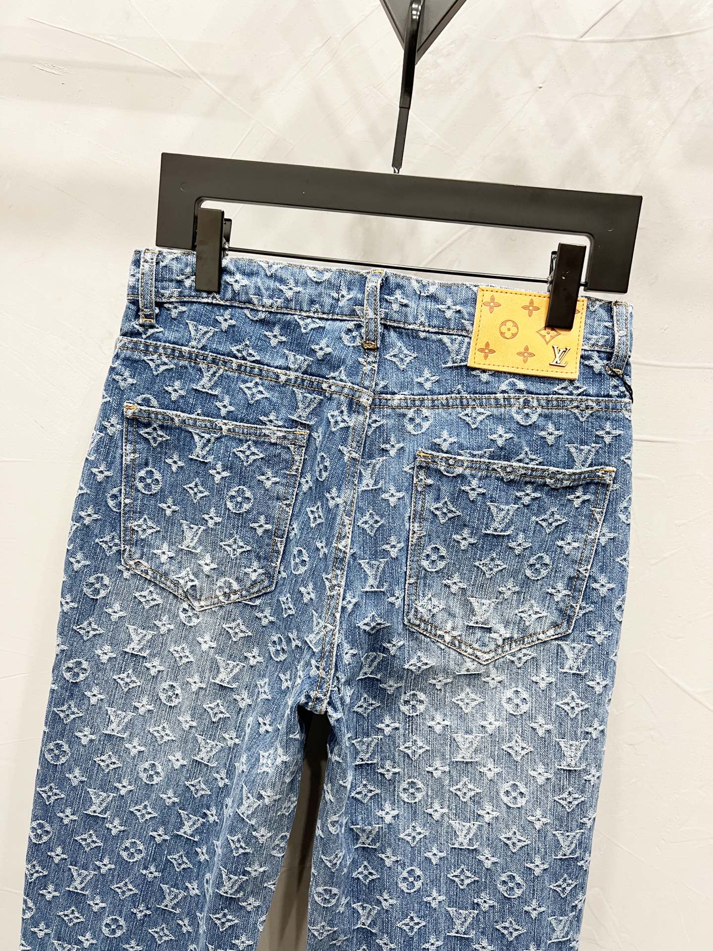 P100
款号：【M892】
Louis Vultton 路易威登 LV 经典老花牛仔裤
仔裤热度到顶的人气潮物重工设计，定制五金辅料。高街潮奢出行必备！
绝对的“吸睛款”可搭配情侣。  
Color：蓝色
Size：28-30-32-34（s-xl）
