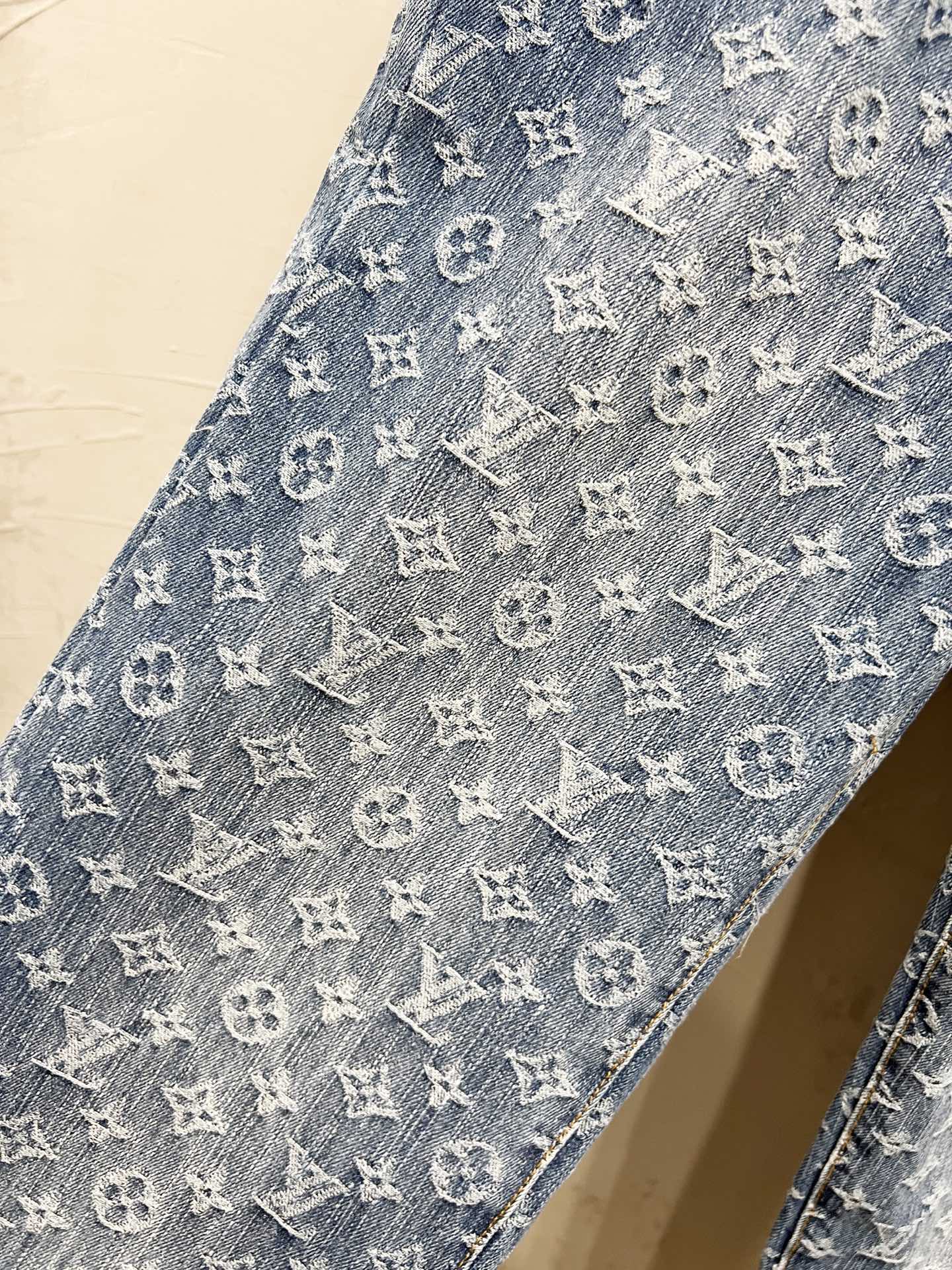 P100
款号：【M892】
Louis Vultton 路易威登 LV 经典老花牛仔裤
仔裤热度到顶的人气潮物重工设计，定制五金辅料。高街潮奢出行必备！
绝对的“吸睛款”可搭配情侣。  
Color：蓝色
Size：28-30-32-34（s-xl）