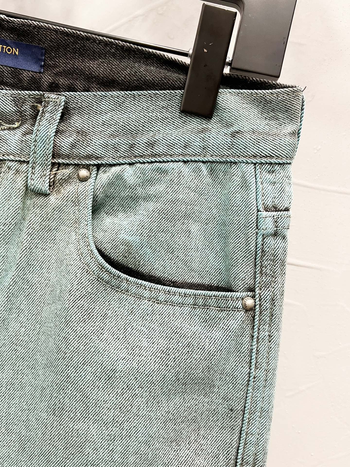 p165
款号：【M895】（外套款号【M805】）
路易威登lv牛仔裤25新品  特定最新品牌皮标 重磅单品~私渠稀有臻品! 无论从版型 面料 五金配件的小细节,都能让你无从挑剔! 客供五金辅料 进口客供定织牛仔棉布面料,时尚又个性 超级百搭好看的一款 人手必备款 颜值相当高 
尺码：m～xxl