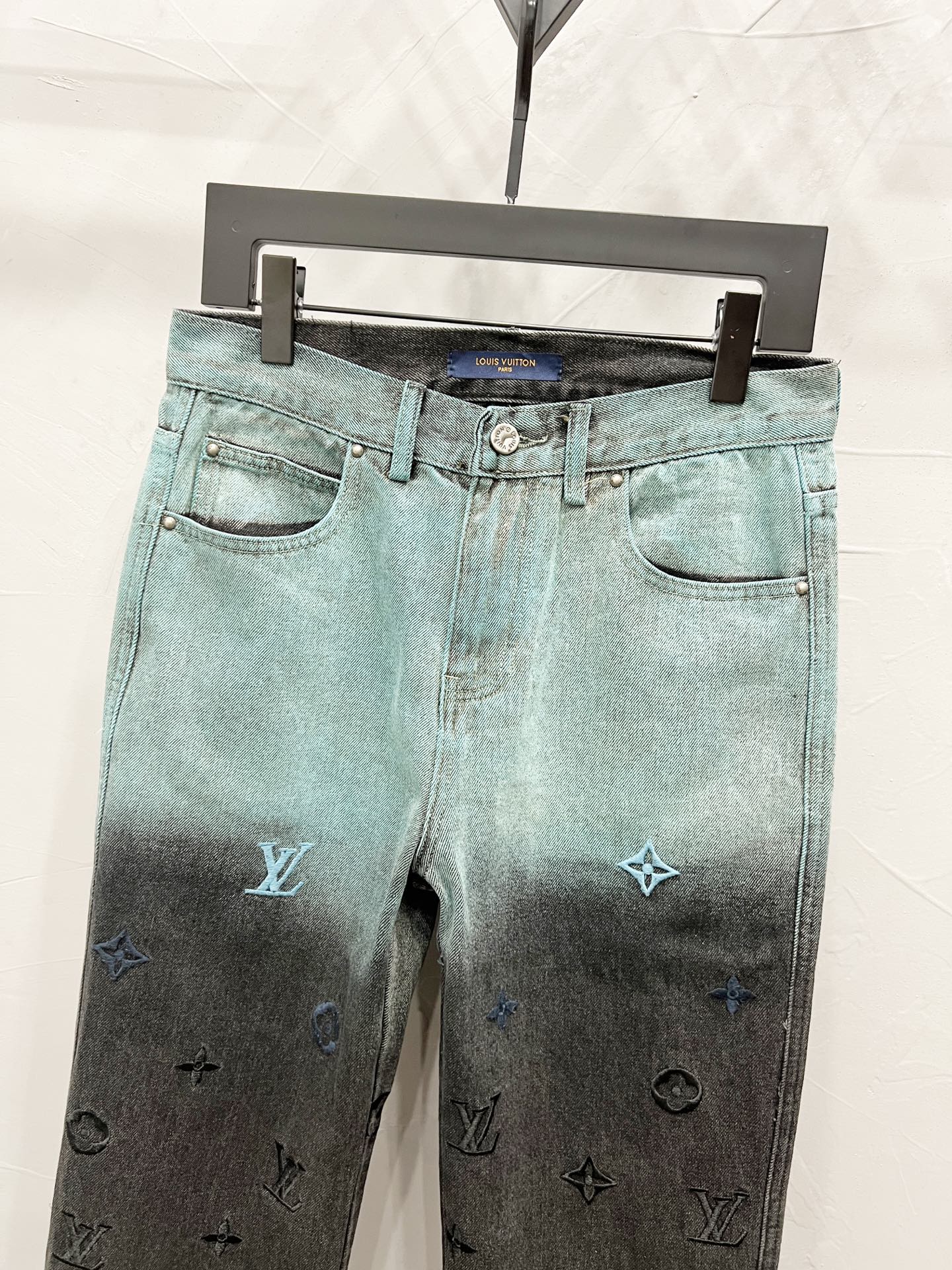 p165
款号：【M895】（外套款号【M805】）
路易威登lv牛仔裤25新品  特定最新品牌皮标 重磅单品~私渠稀有臻品! 无论从版型 面料 五金配件的小细节,都能让你无从挑剔! 客供五金辅料 进口客供定织牛仔棉布面料,时尚又个性 超级百搭好看的一款 人手必备款 颜值相当高 
尺码：m～xxl