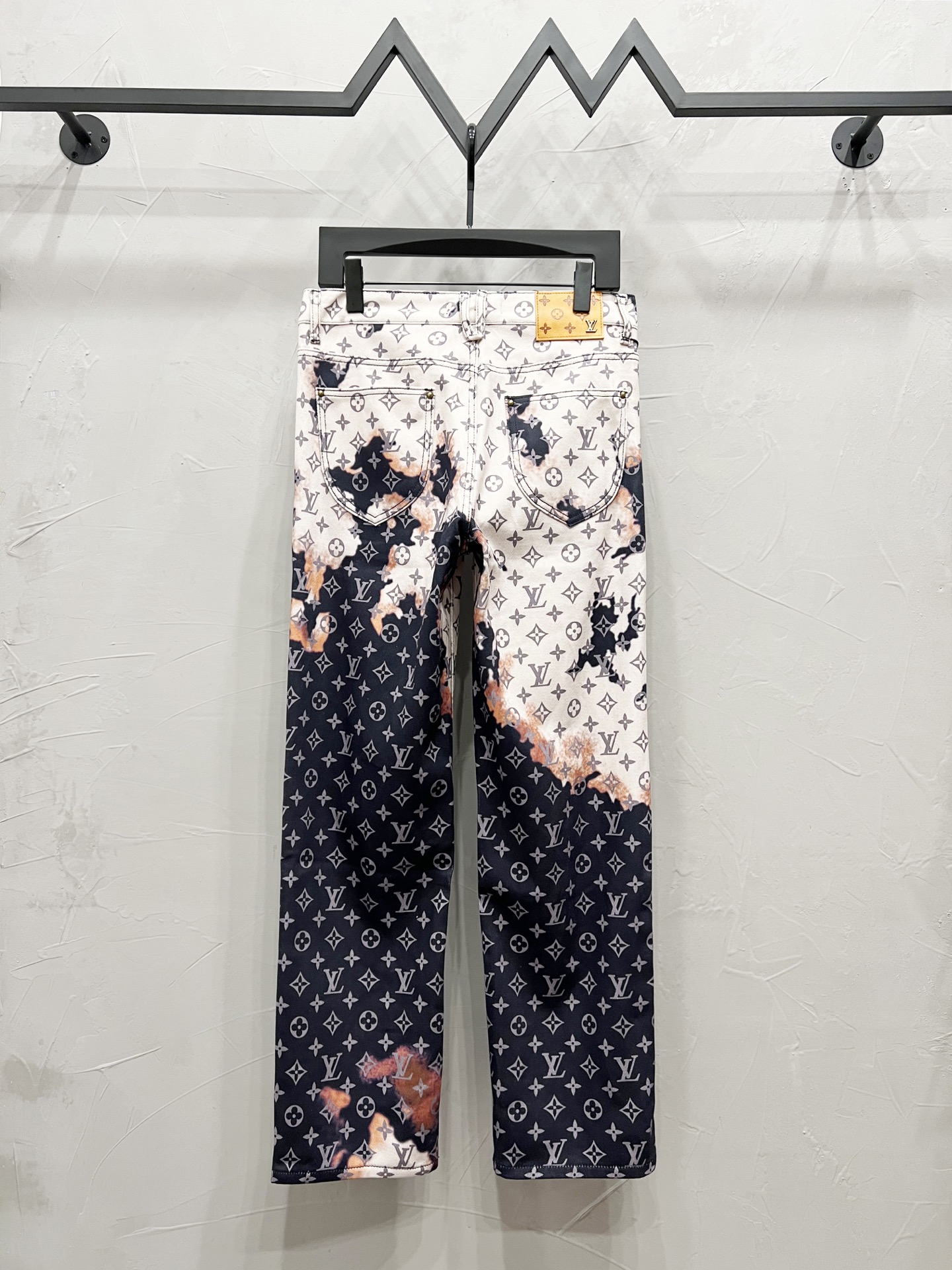 p155
款号：【M898】（外套款号【M808】）
路易威登lv牛仔裤25新品  特定最新品牌皮标 重磅单品~私渠稀有臻品! 无论从版型 面料 五金配件的小细节,都能让你无从挑剔! 客供五金辅料 进口客供定织牛仔棉布面料,时尚又个性 超级百搭好看的一款 人手必备款 颜值相当高 
尺码：m～xxl