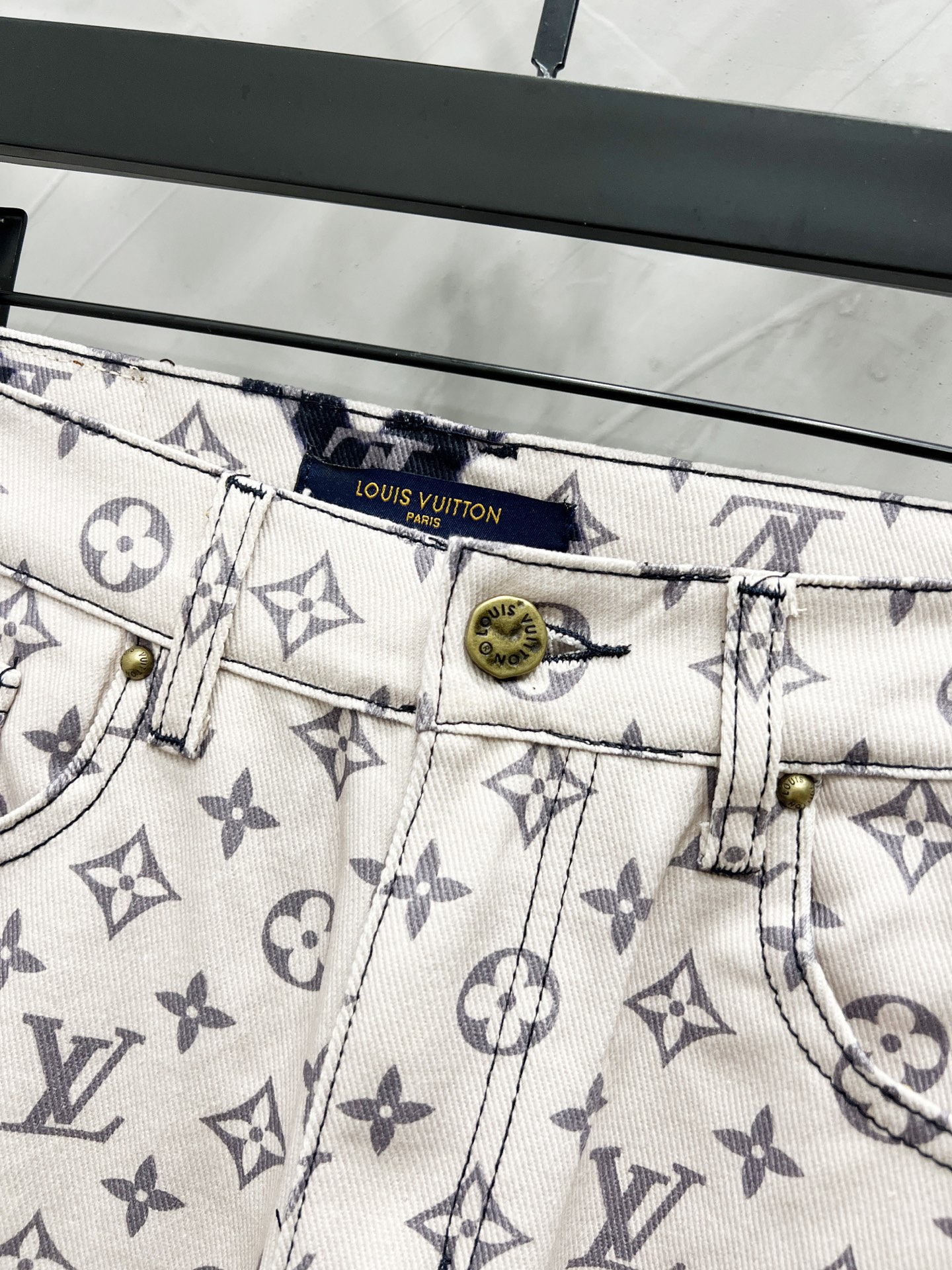 p155
款号：【M898】（外套款号【M808】）
路易威登lv牛仔裤25新品  特定最新品牌皮标 重磅单品~私渠稀有臻品! 无论从版型 面料 五金配件的小细节,都能让你无从挑剔! 客供五金辅料 进口客供定织牛仔棉布面料,时尚又个性 超级百搭好看的一款 人手必备款 颜值相当高 
尺码：m～xxl