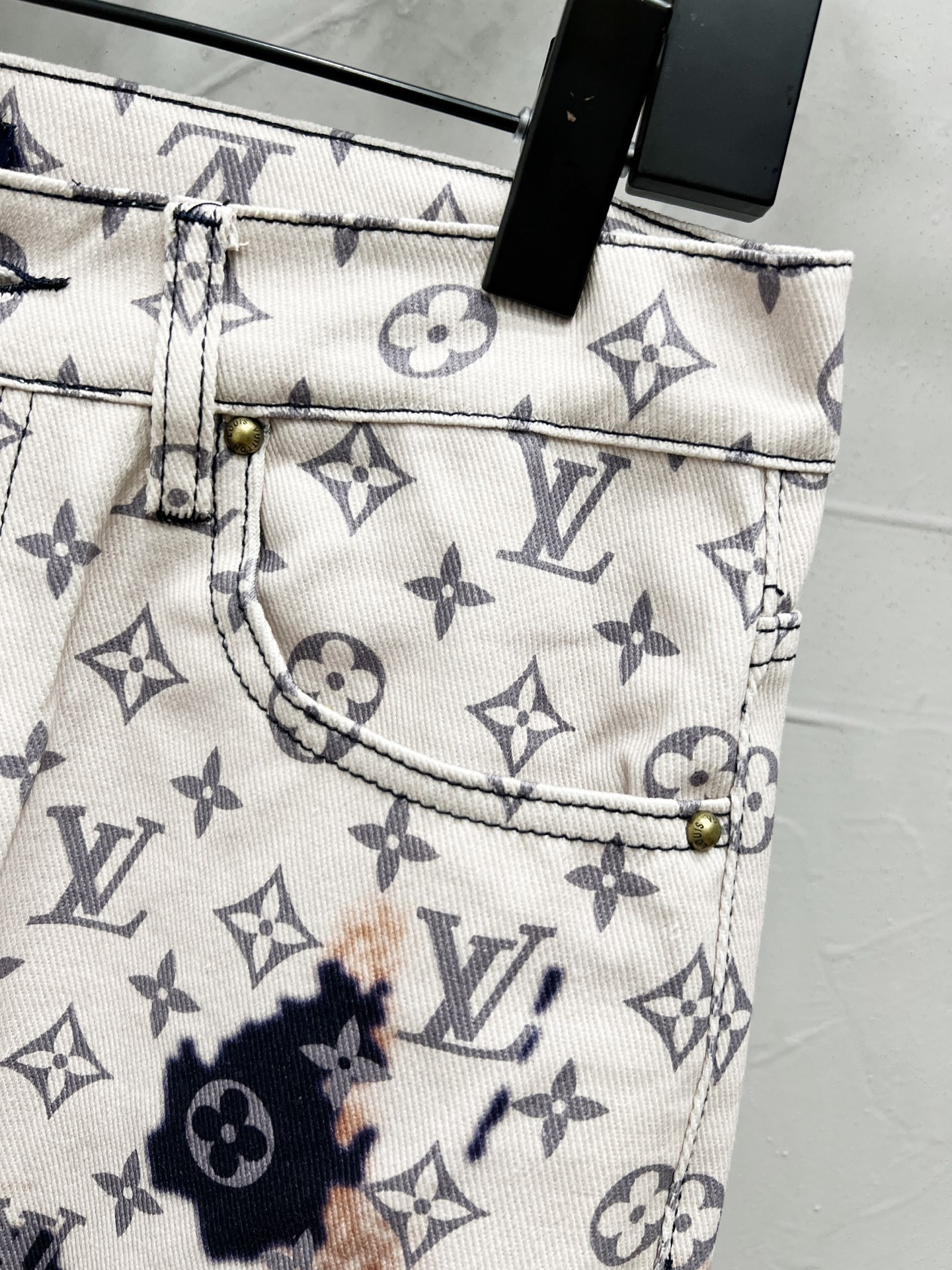 p155
款号：【M898】（外套款号【M808】）
路易威登lv牛仔裤25新品  特定最新品牌皮标 重磅单品~私渠稀有臻品! 无论从版型 面料 五金配件的小细节,都能让你无从挑剔! 客供五金辅料 进口客供定织牛仔棉布面料,时尚又个性 超级百搭好看的一款 人手必备款 颜值相当高 
尺码：m～xxl