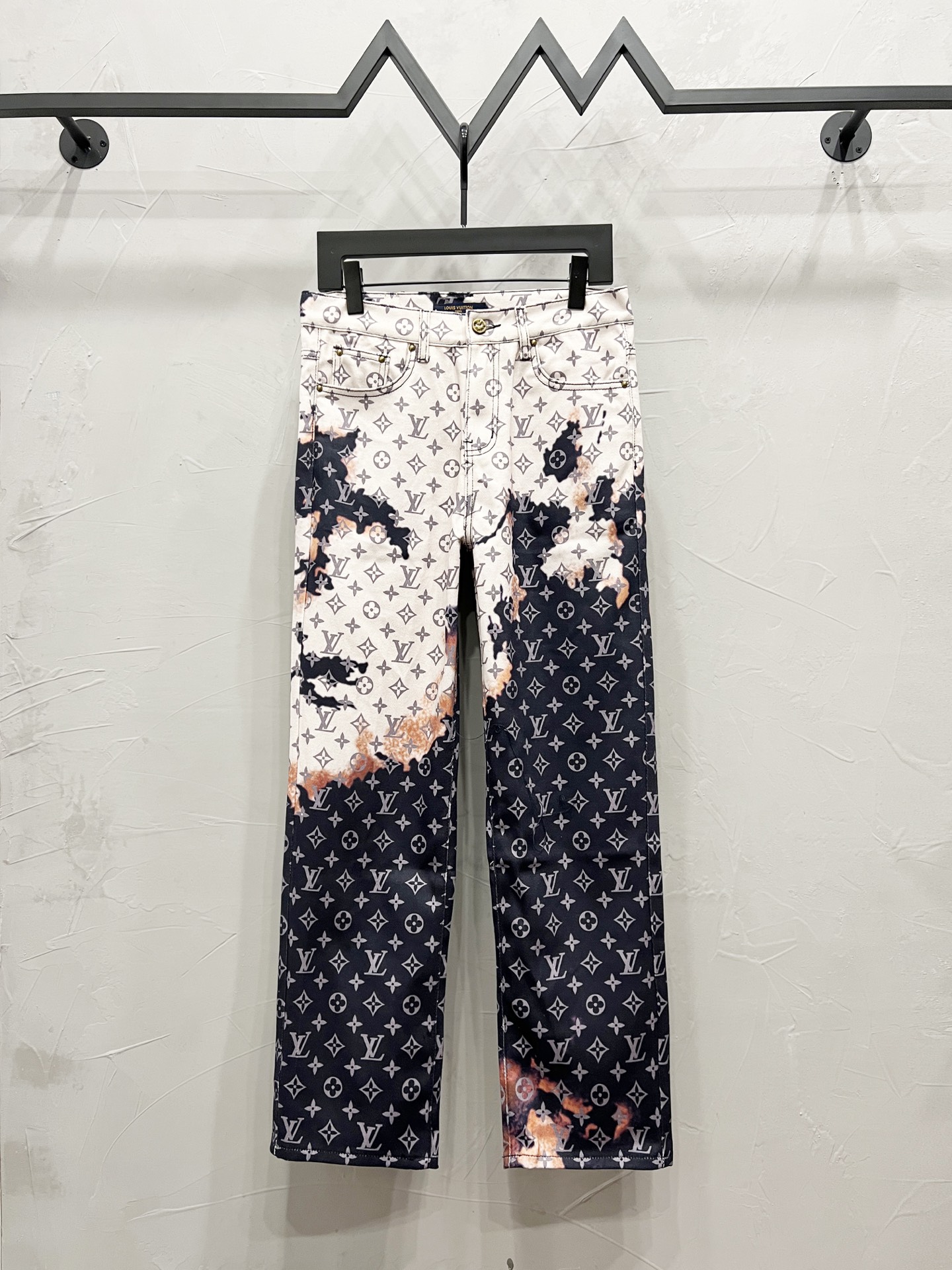 p155
款号：【M898】（外套款号【M808】）
路易威登lv牛仔裤25新品  特定最新品牌皮标 重磅单品~私渠稀有臻品! 无论从版型 面料 五金配件的小细节,都能让你无从挑剔! 客供五金辅料 进口客供定织牛仔棉布面料,时尚又个性 超级百搭好看的一款 人手必备款 颜值相当高 
尺码：m～xxl