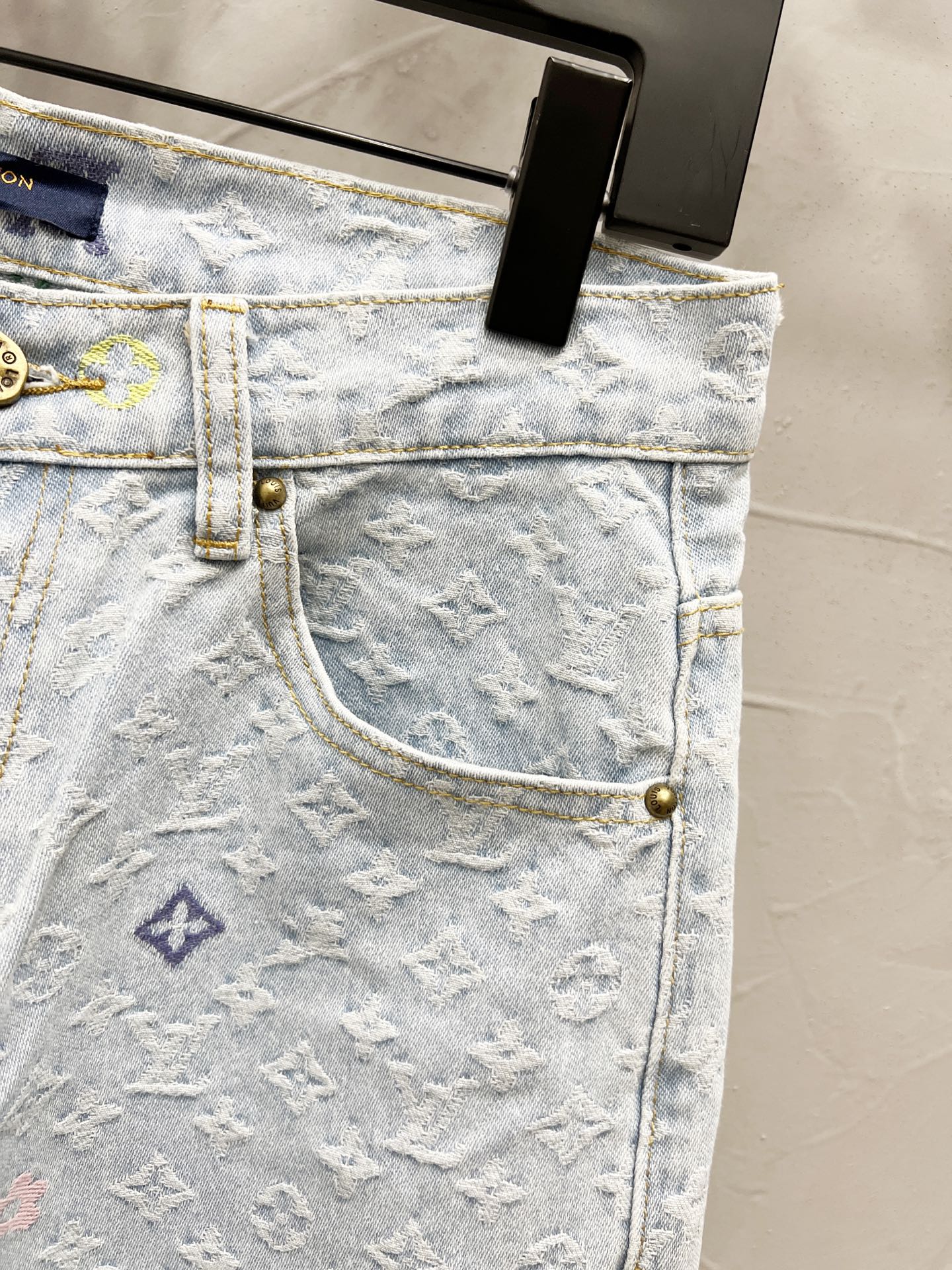 p150
款号：【M899】（外套款号【M858】）
路易威登lv牛仔裤25新品  特定最新品牌皮标 重磅单品~私渠稀有臻品! 无论从版型 面料 五金配件的小细节,都能让你无从挑剔! 客供五金辅料 进口客供定织牛仔棉布面料,时尚又个性 超级百搭好看的一款 人手必备款 颜值相当高 
尺码：m～xxl