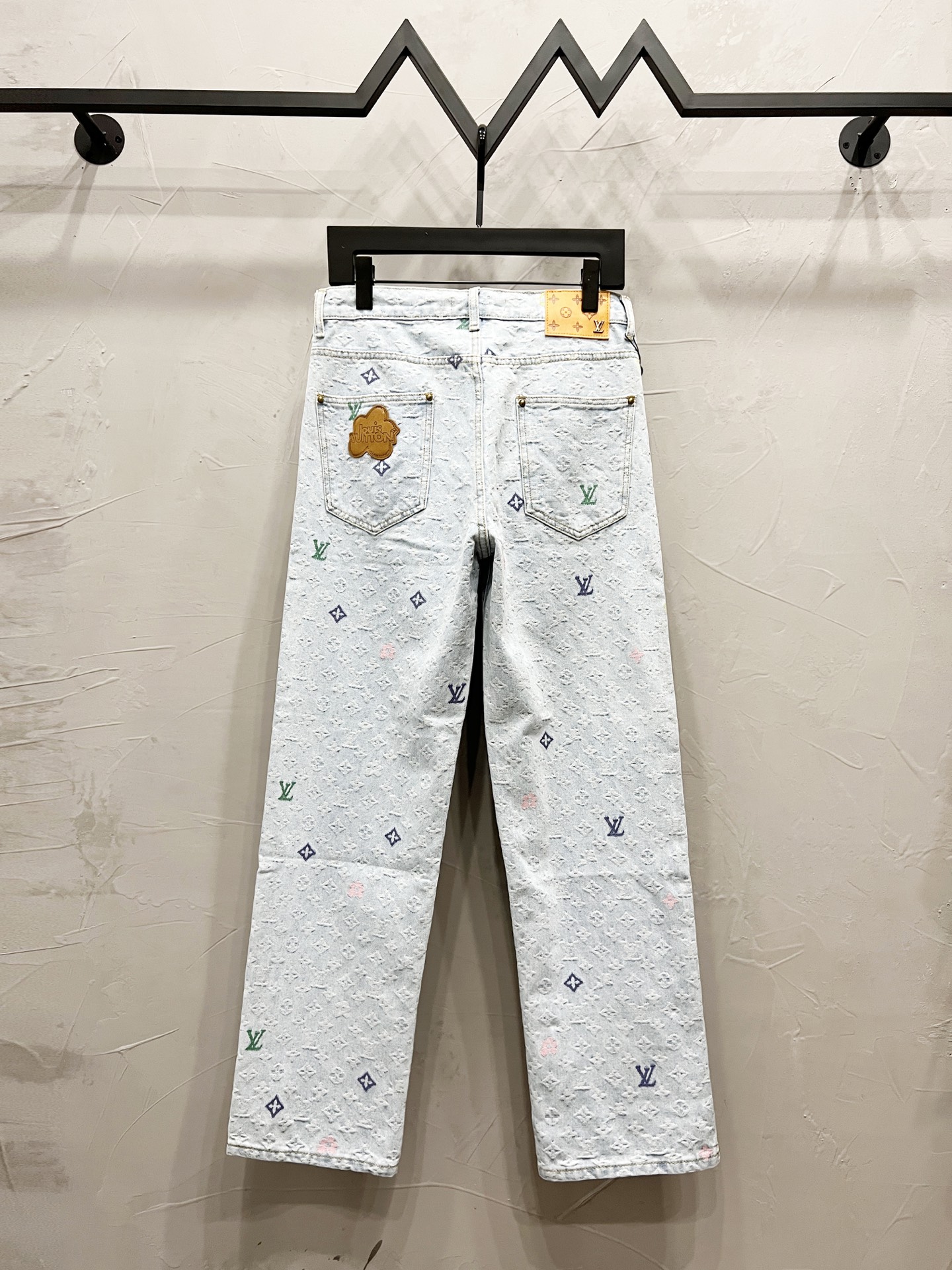 p150
款号：【M899】（外套款号【M858】）
路易威登lv牛仔裤25新品  特定最新品牌皮标 重磅单品~私渠稀有臻品! 无论从版型 面料 五金配件的小细节,都能让你无从挑剔! 客供五金辅料 进口客供定织牛仔棉布面料,时尚又个性 超级百搭好看的一款 人手必备款 颜值相当高 
尺码：m～xxl