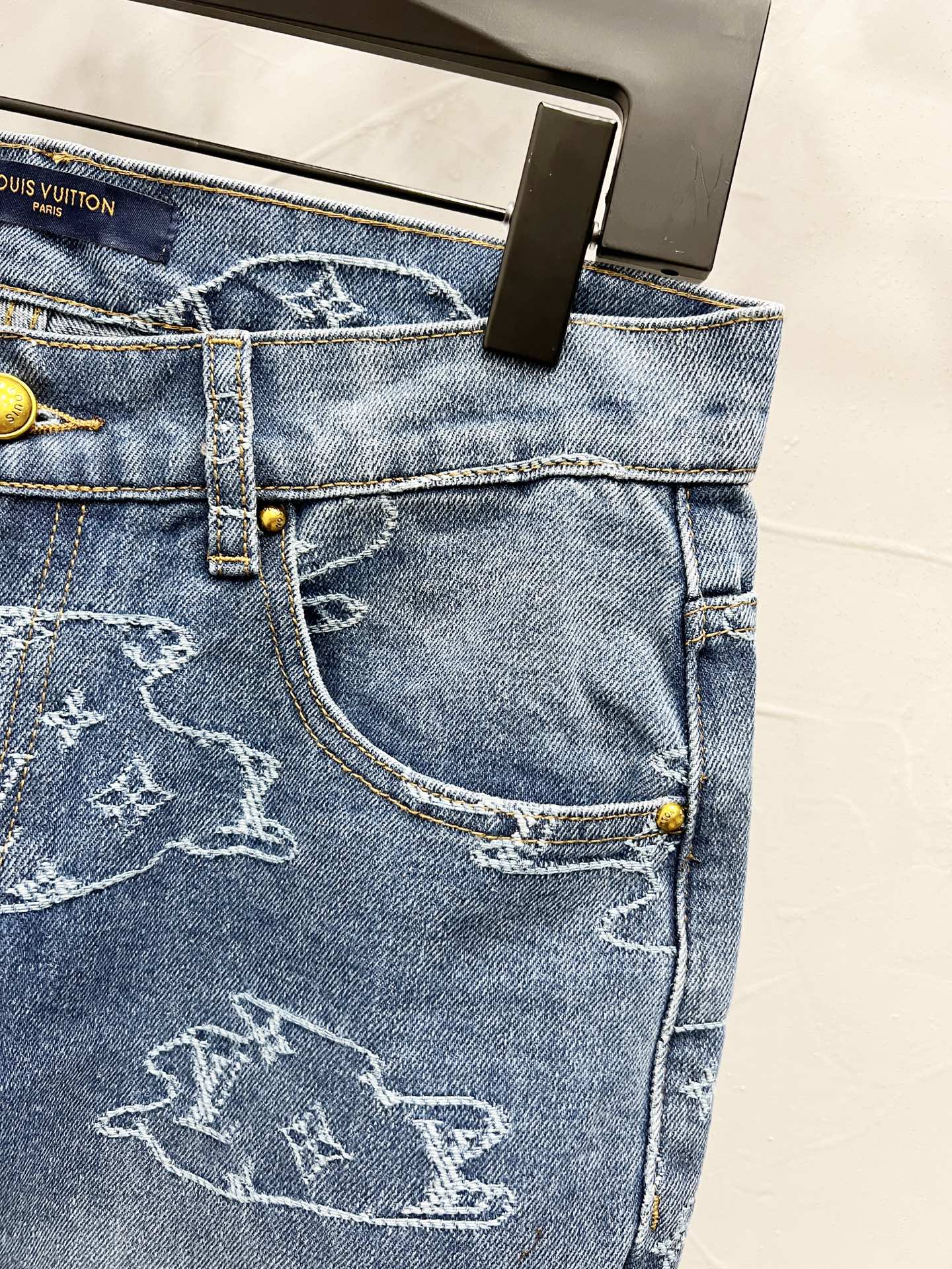 p135
款号：【M900】路易威登lv牛仔裤25新品  特定最新品牌皮标 重磅单品~私渠稀有臻品! 无论从版型 面料 五金配件的小细节,都能让你无从挑剔! 客供五金辅料 进口客供定织牛仔棉布面料,时尚又个性 超级百搭好看的一款 人手必备款 颜值相当高 
尺码：m～xxl