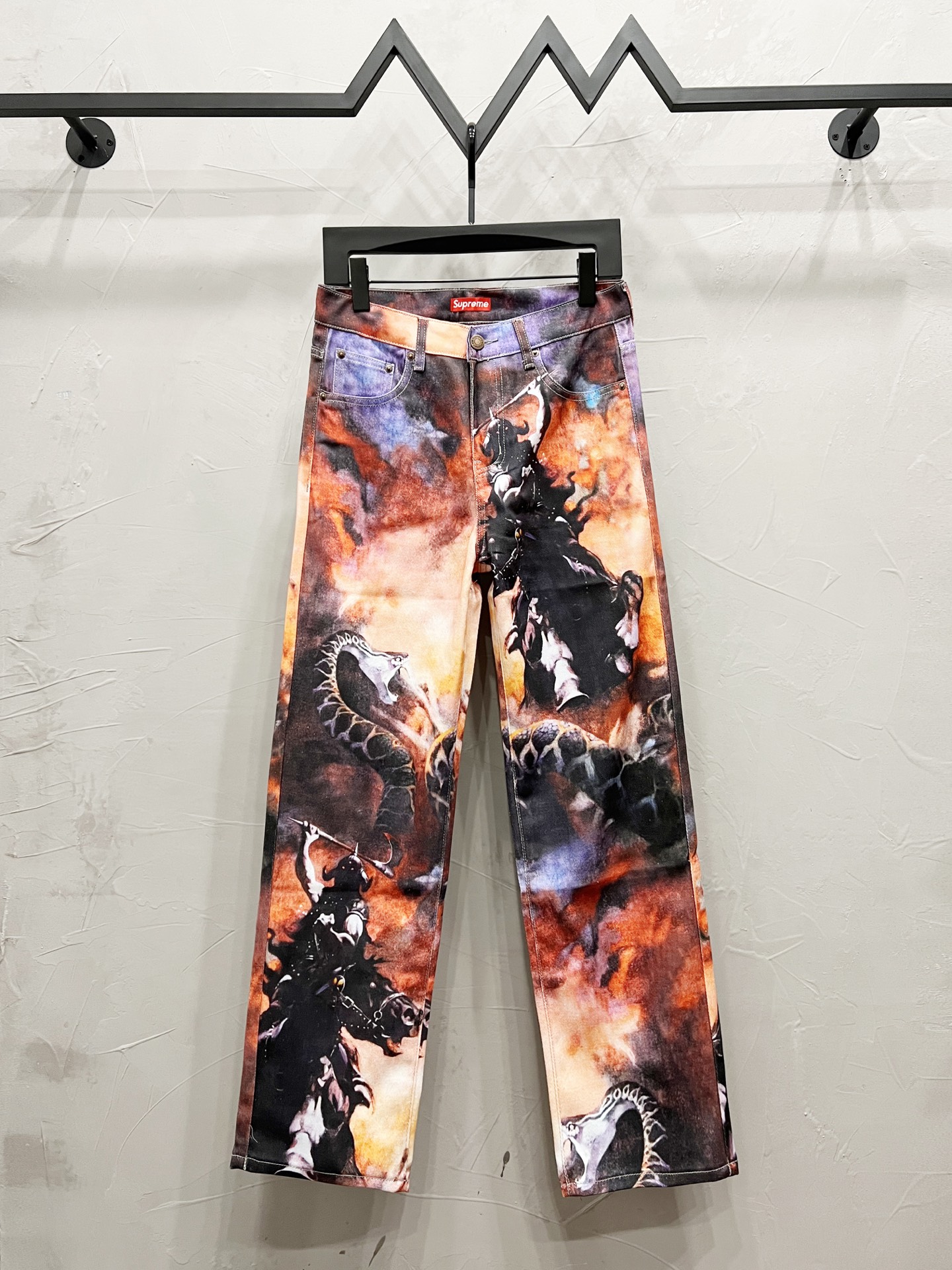 p100💰
款号：【M901】（外套款号【M818】）
supreme牛仔裤25新品  特定最新品牌皮标 重磅单品~私渠稀有臻品! 无论从版型 面料 五金配件的小细节,都能让你无从挑剔! 客供五金辅料 进口客供定织牛仔棉布面料,时尚又个性 超级百搭好看的一款 人手必备款 颜值相当高 
尺码：m～xxl