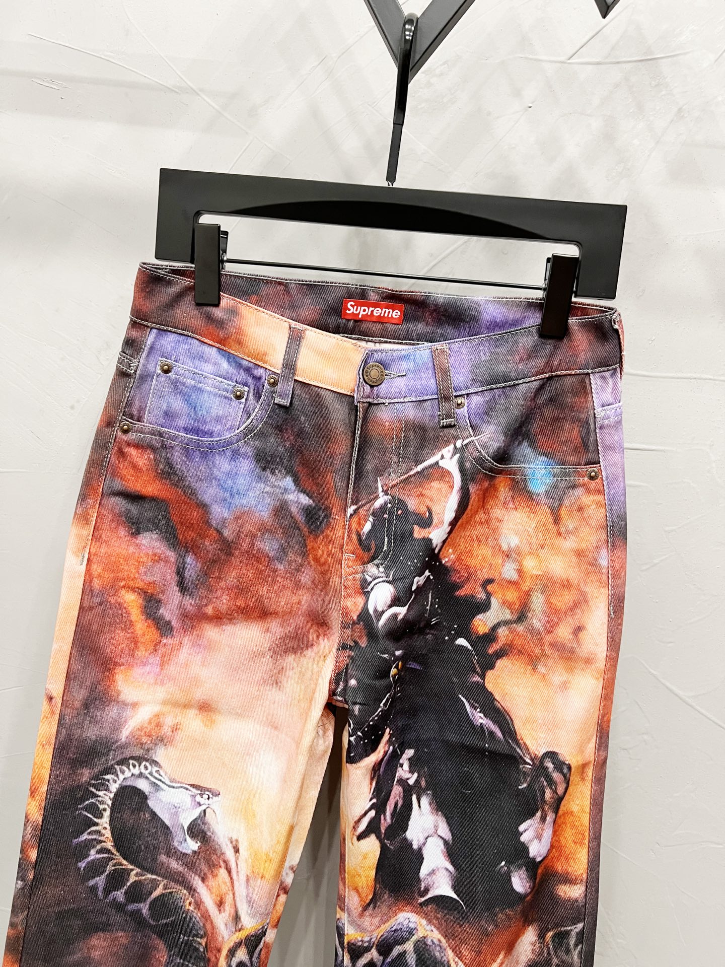 p100💰
款号：【M901】（外套款号【M818】）
supreme牛仔裤25新品  特定最新品牌皮标 重磅单品~私渠稀有臻品! 无论从版型 面料 五金配件的小细节,都能让你无从挑剔! 客供五金辅料 进口客供定织牛仔棉布面料,时尚又个性 超级百搭好看的一款 人手必备款 颜值相当高 
尺码：m～xxl