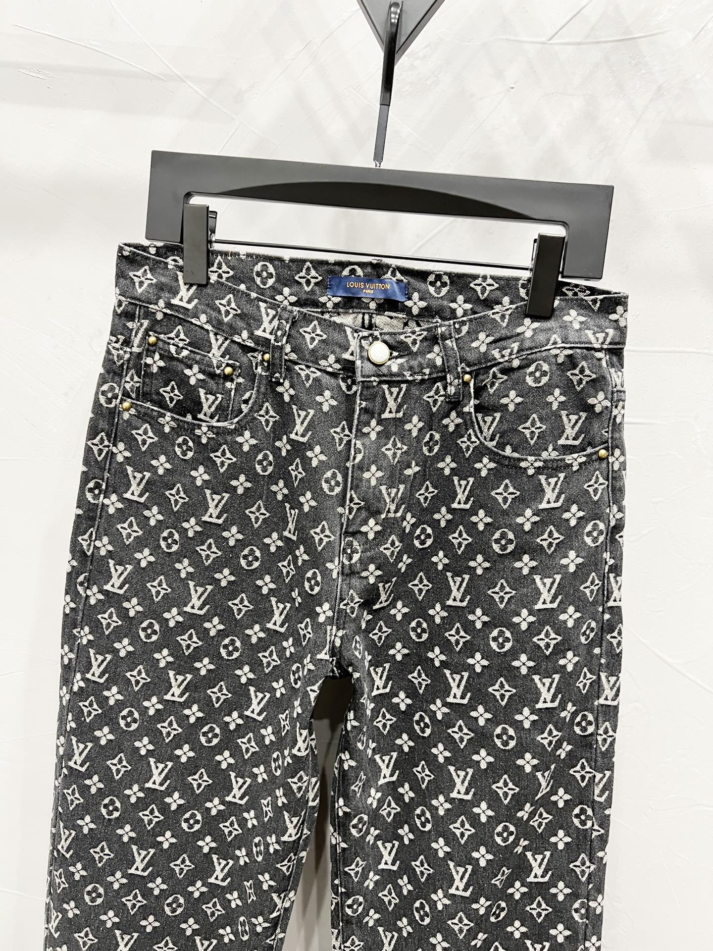 p140💰
款号：【M902】（外套款号【M839】）
路易威登lv牛仔裤25新品  特定最新品牌皮标 重磅单品~私渠稀有臻品! 无论从版型 面料 五金配件的小细节,都能让你无从挑剔! 客供五金辅料 进口客供定织牛仔棉布面料,时尚又个性 超级百搭好看的一款 人手必备款 颜值相当高 
尺码：m～xxl