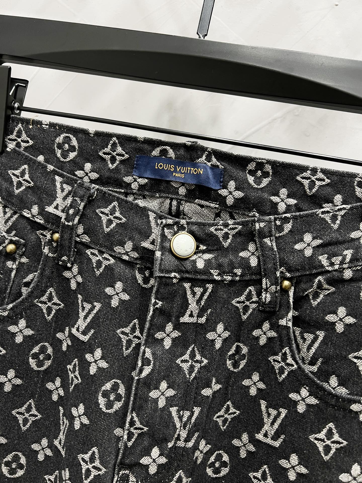 p140💰
款号：【M902】（外套款号【M839】）
路易威登lv牛仔裤25新品  特定最新品牌皮标 重磅单品~私渠稀有臻品! 无论从版型 面料 五金配件的小细节,都能让你无从挑剔! 客供五金辅料 进口客供定织牛仔棉布面料,时尚又个性 超级百搭好看的一款 人手必备款 颜值相当高 
尺码：m～xxl