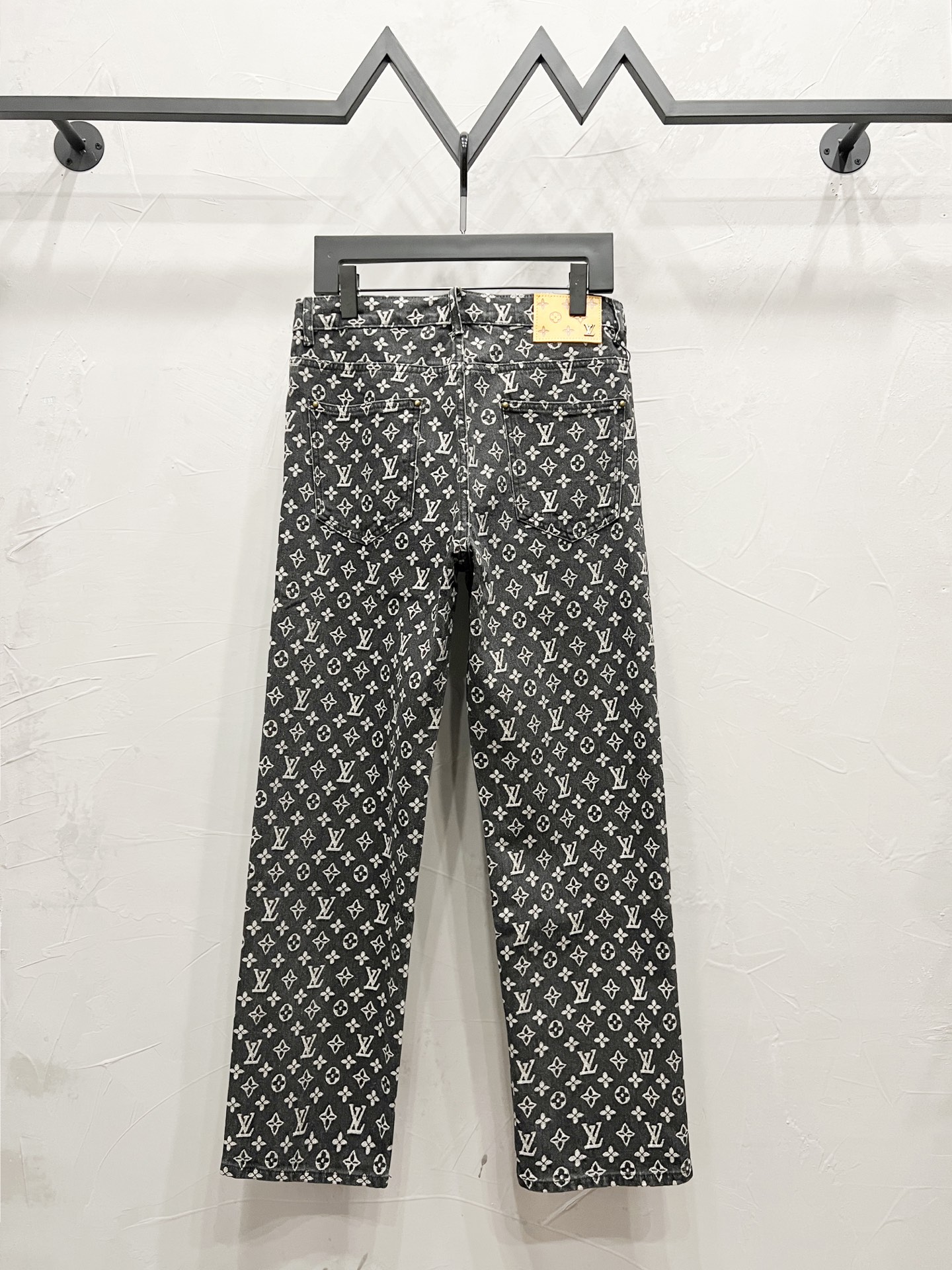 p140💰
款号：【M902】（外套款号【M839】）
路易威登lv牛仔裤25新品  特定最新品牌皮标 重磅单品~私渠稀有臻品! 无论从版型 面料 五金配件的小细节,都能让你无从挑剔! 客供五金辅料 进口客供定织牛仔棉布面料,时尚又个性 超级百搭好看的一款 人手必备款 颜值相当高 
尺码：m～xxl