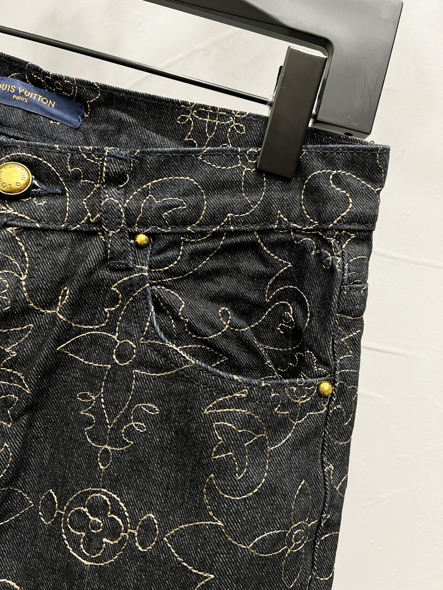 p160💰
款号：【M903】（外套款号【M833】）
路易威登lv牛仔裤25新品  特定最新品牌皮标 重磅单品~私渠稀有臻品! 无论从版型 面料 五金配件的小细节,都能让你无从挑剔! 客供五金辅料 进口客供定织牛仔棉布面料,时尚又个性 超级百搭好看的一款 人手必备款 颜值相当高 
尺码：m～xxl