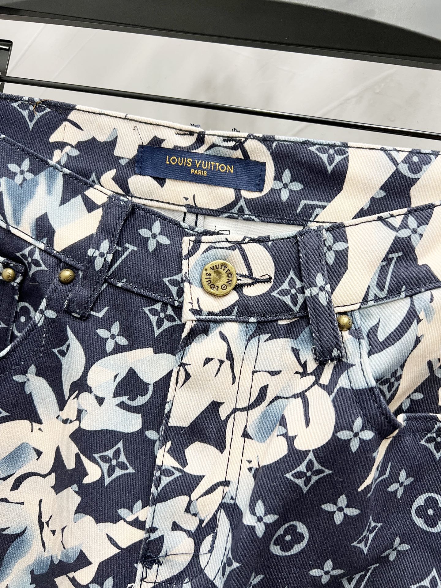 p155
款号：【M905】（外套款号【M861】）
路易威登lv牛仔裤25新品  特定最新品牌皮标 重磅单品~私渠稀有臻品! 无论从版型 面料 五金配件的小细节,都能让你无从挑剔! 客供五金辅料 进口客供定织牛仔棉布面料,时尚又个性 超级百搭好看的一款 人手必备款 颜值相当高 
尺码：m～xxl