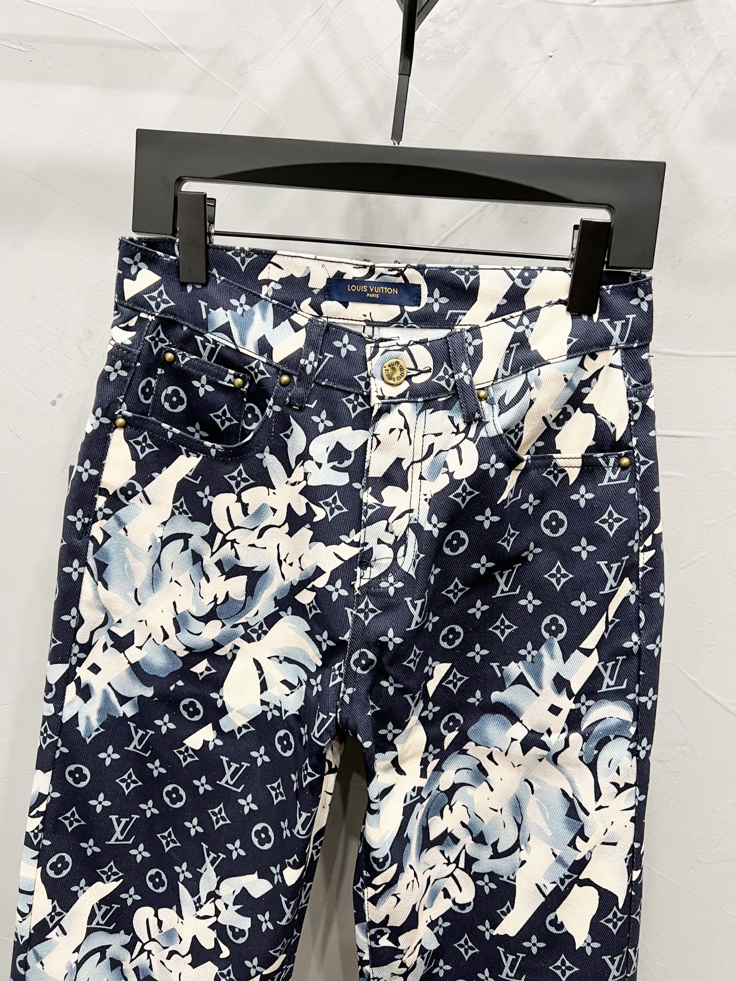 p155
款号：【M905】（外套款号【M861】）
路易威登lv牛仔裤25新品  特定最新品牌皮标 重磅单品~私渠稀有臻品! 无论从版型 面料 五金配件的小细节,都能让你无从挑剔! 客供五金辅料 进口客供定织牛仔棉布面料,时尚又个性 超级百搭好看的一款 人手必备款 颜值相当高 
尺码：m～xxl