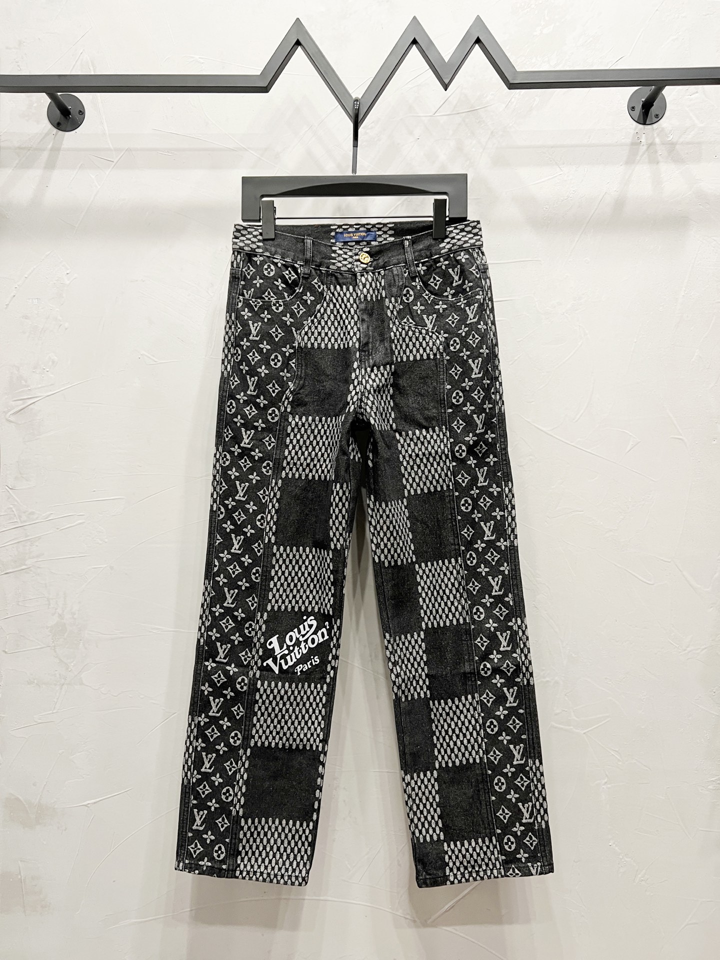 p130💰
款号：【M906】（外套款号【M804】）
路易威登lv牛仔裤25新品  特定最新品牌皮标 重磅单品~私渠稀有臻品! 无论从版型 面料 五金配件的小细节,都能让你无从挑剔! 客供五金辅料 进口客供定织牛仔棉布面料,时尚又个性 超级百搭好看的一款 人手必备款 颜值相当高 
尺码：m～xxl